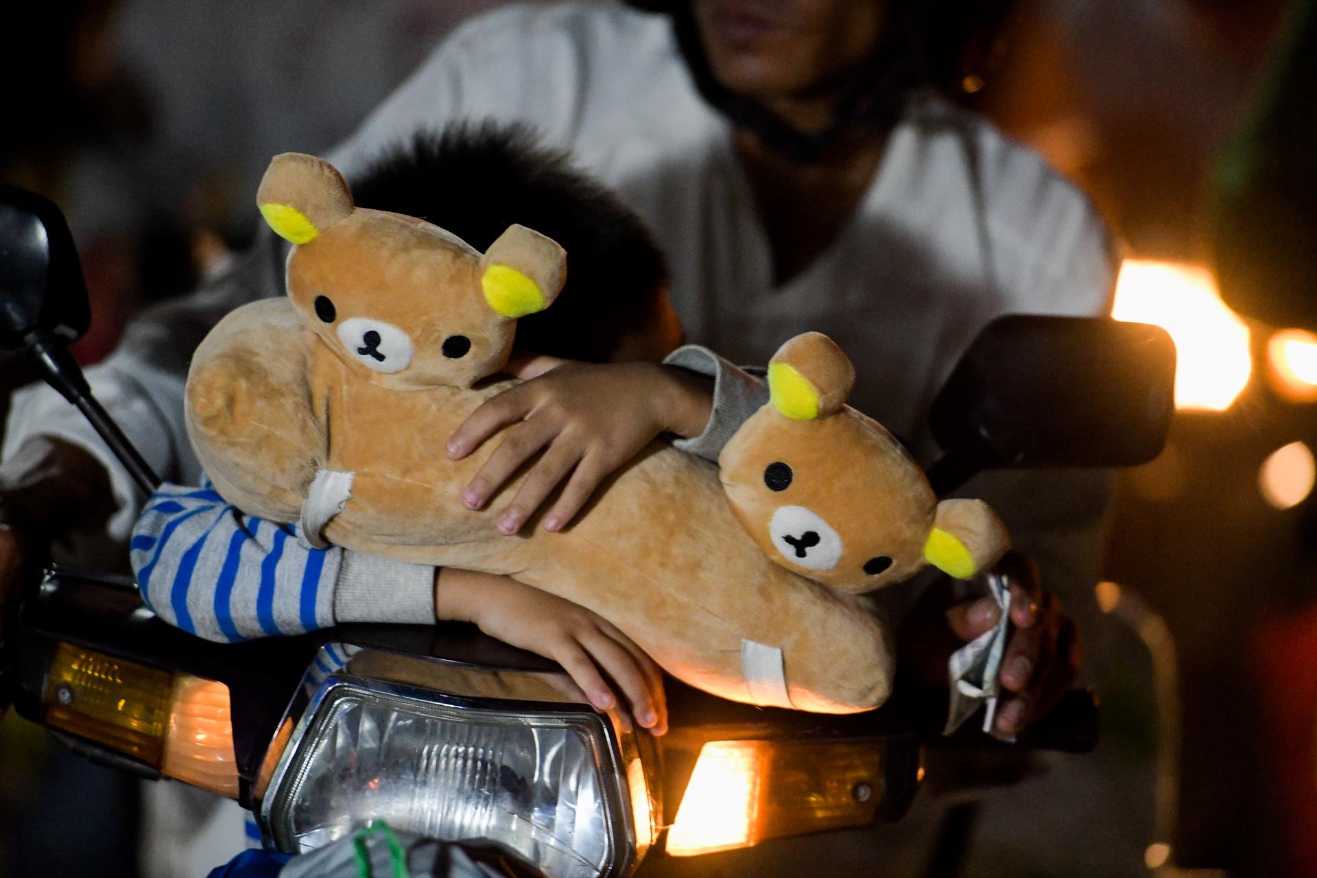 Tre em ngu guc ben xe may tren duong ve Sai Gon sau dip nghi le anh 1