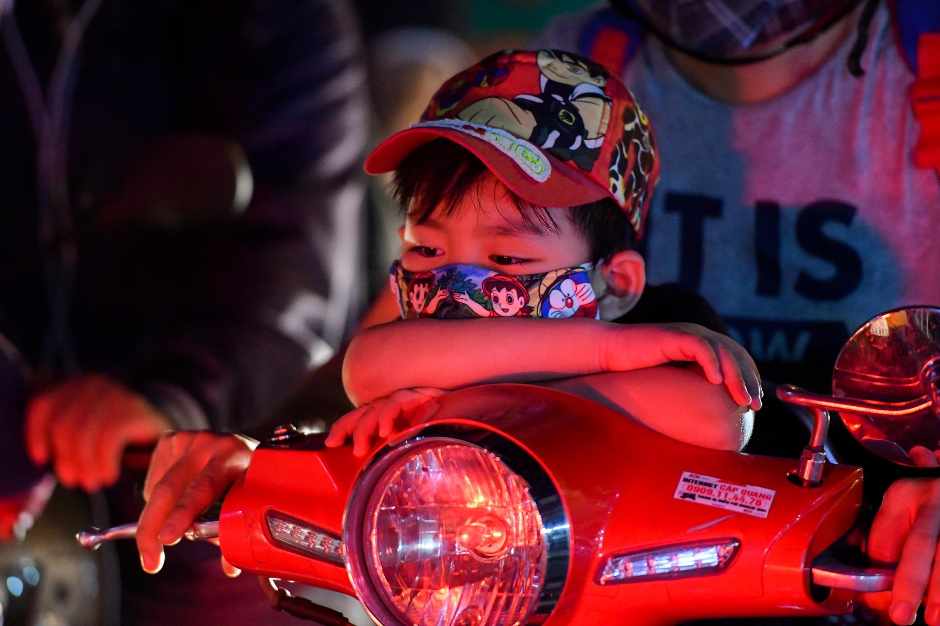 Tre em ngu guc ben xe may tren duong ve Sai Gon sau dip nghi le anh 3