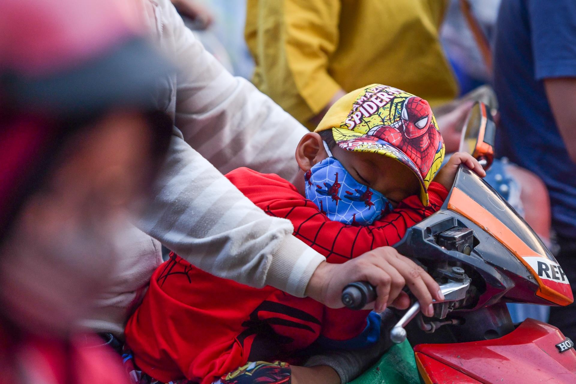 Tre em ngu guc ben xe may tren duong ve Sai Gon sau dip nghi le anh 10