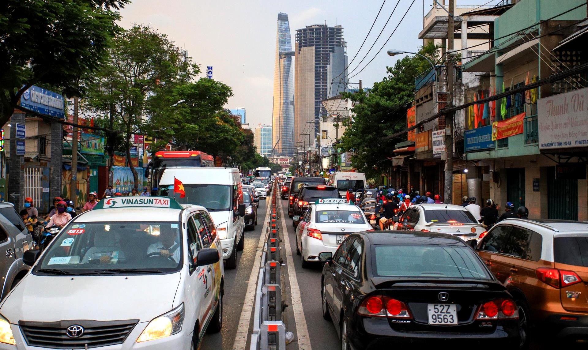 Hai truc duong khon kho vi ket xe o quan 7, TP.HCM hinh anh