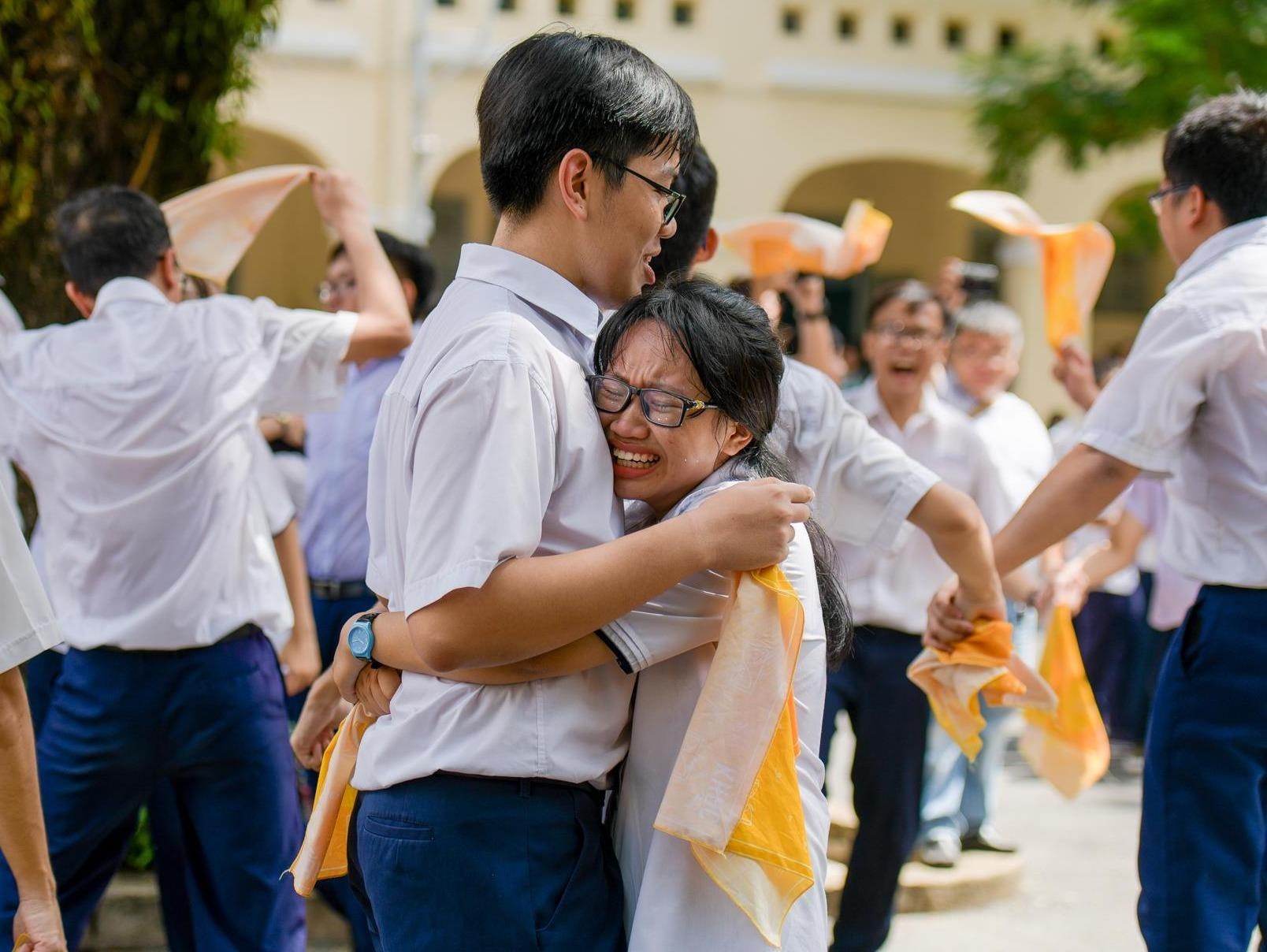 Hoc sinh Le Hong Phong khoc nuc no trong ngay chia tay tuoi hoc tro hinh anh