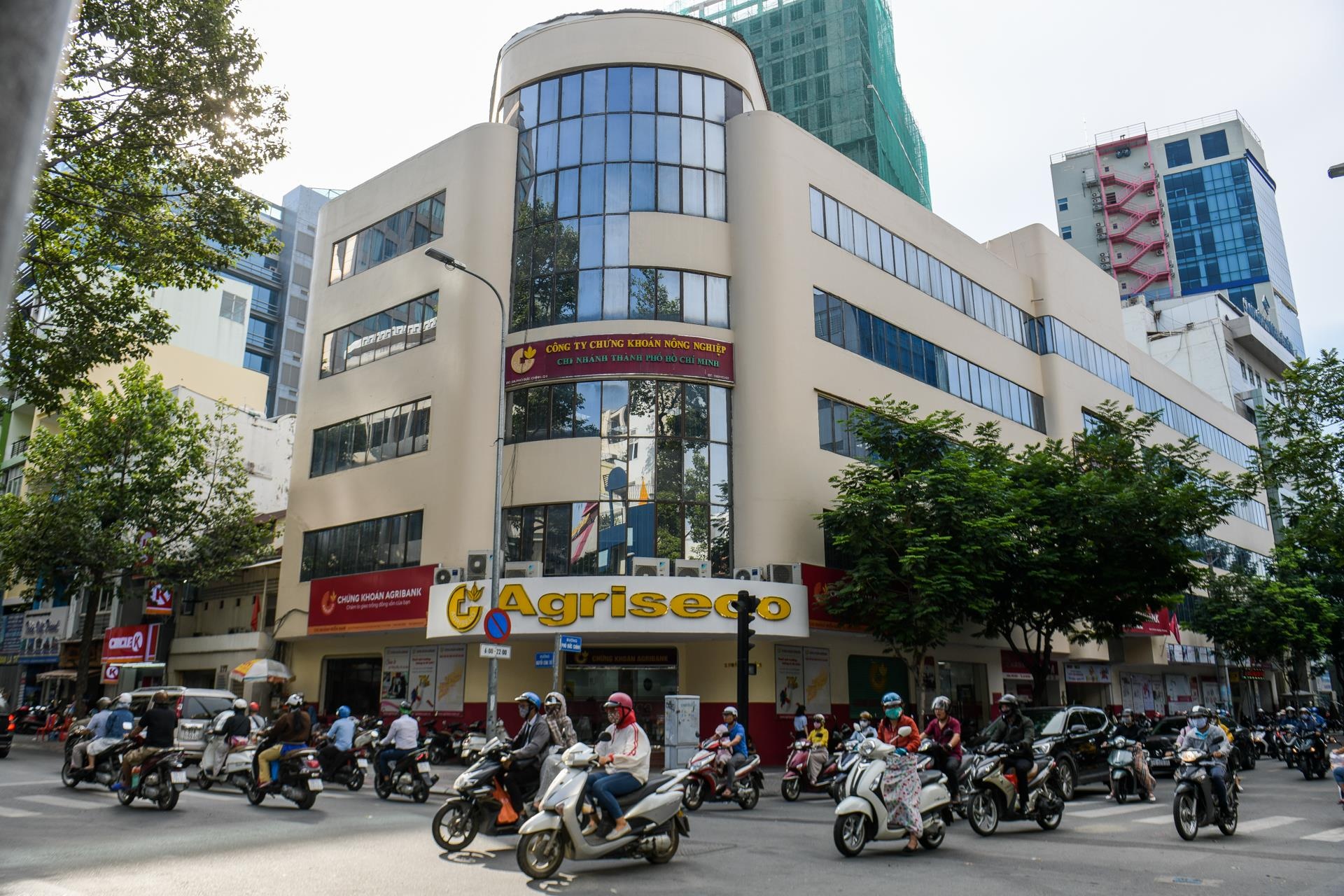 Co mot khu pho Wall giua long Sai Gon anh 15