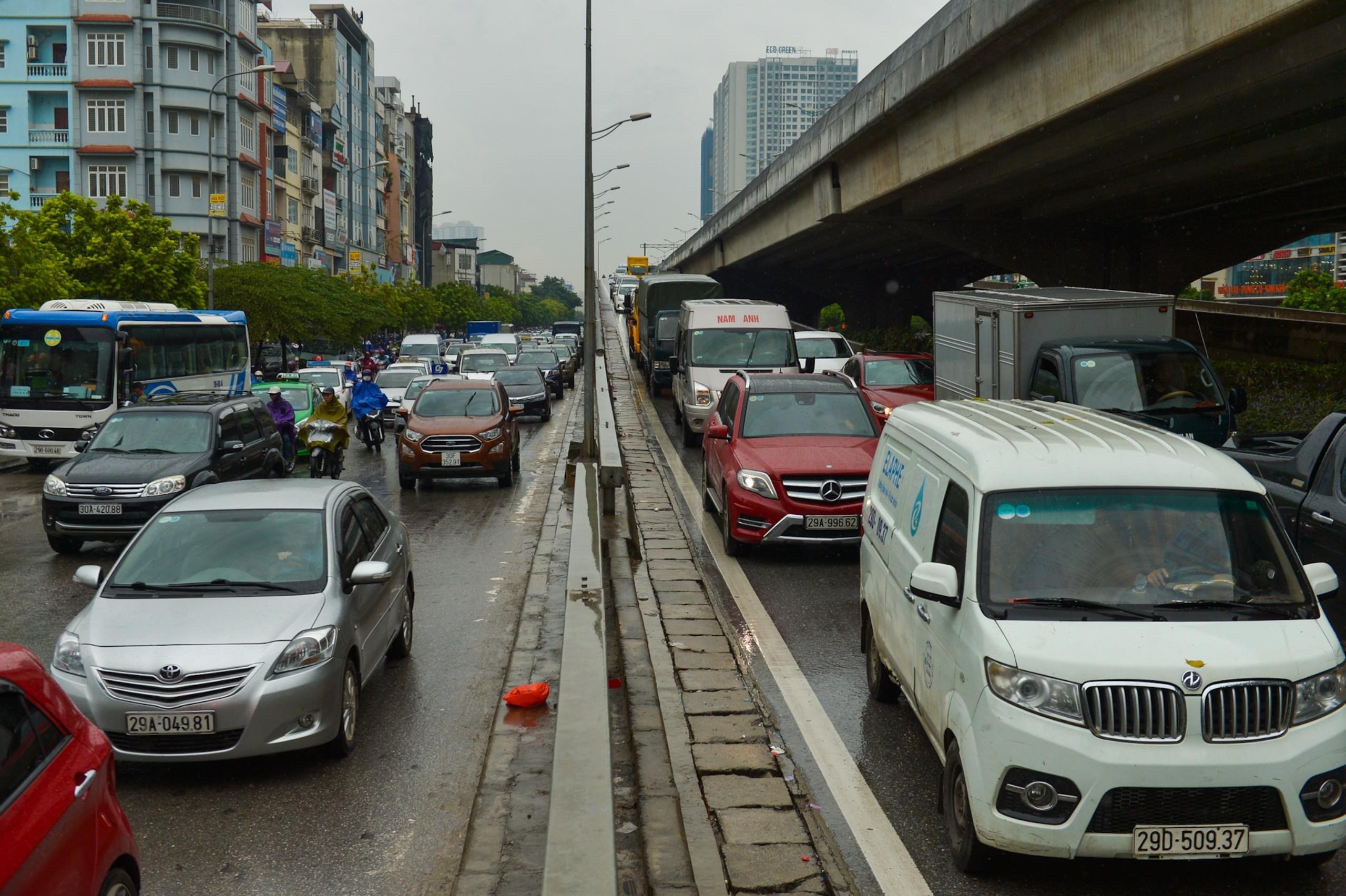 Oto noi duoi nhau dai hang km trong mua gio di lam hinh anh