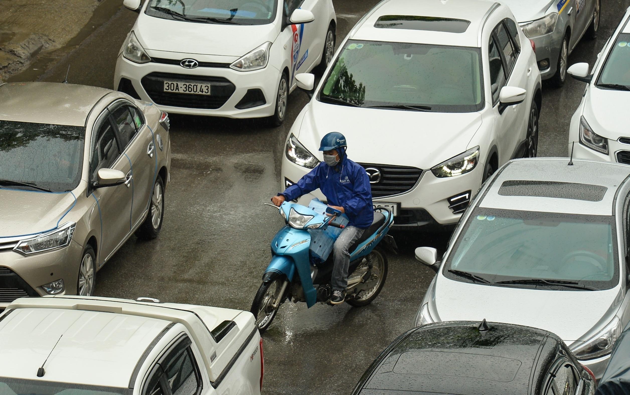 Oto gianh het duong cua xe may trong con mua hinh anh