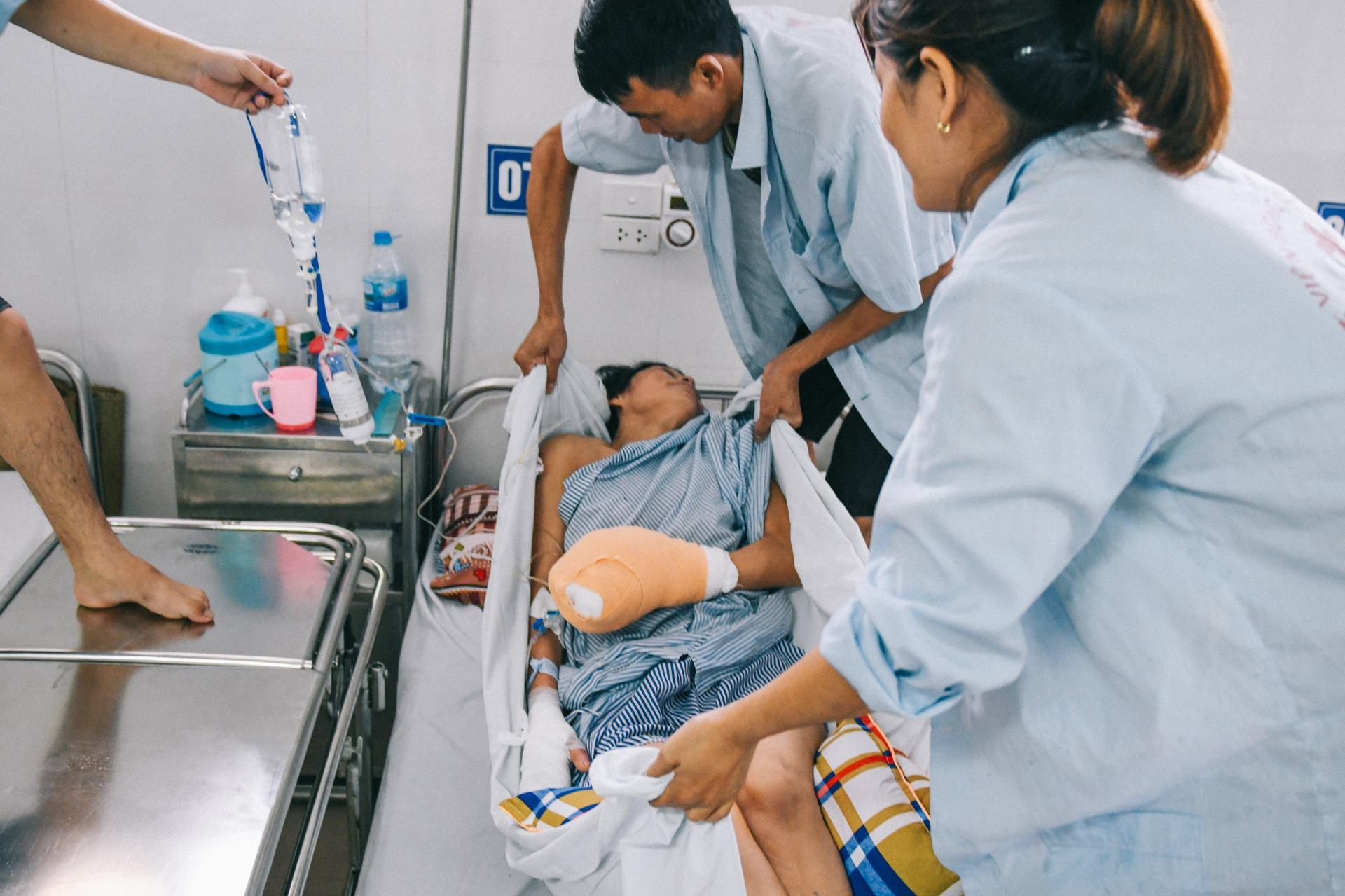 Nan nhan bi tat axit anh 11