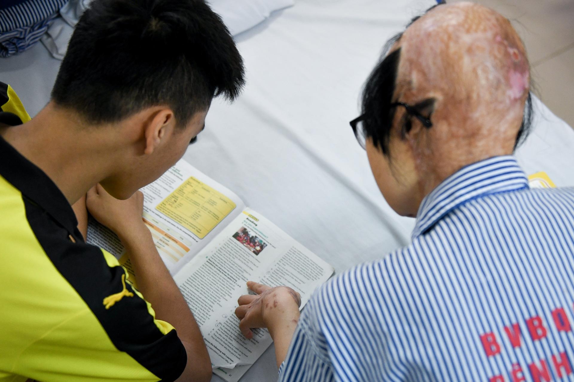 Nan nhan bi tat axit anh 8