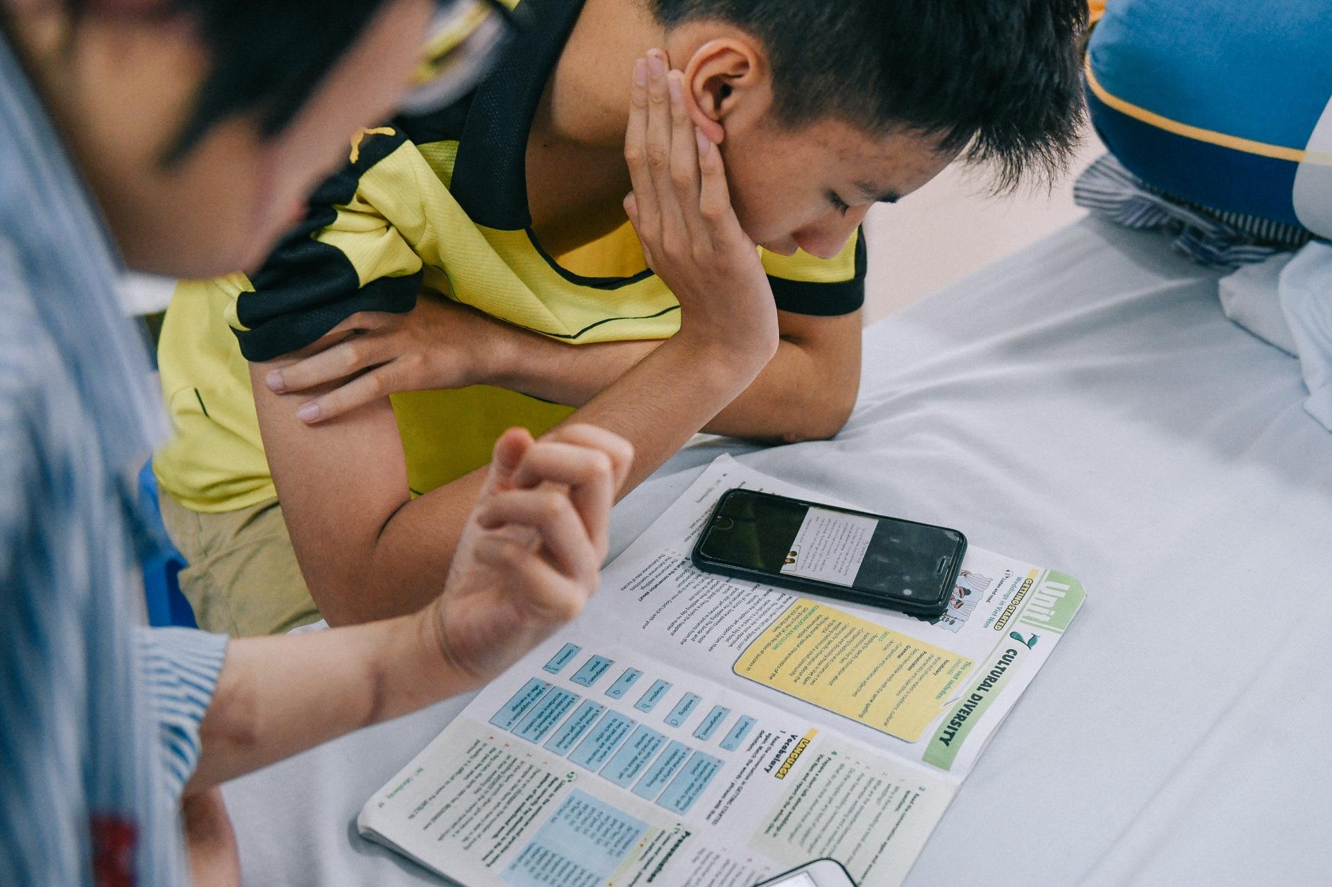 Nan nhan bi tat axit anh 9