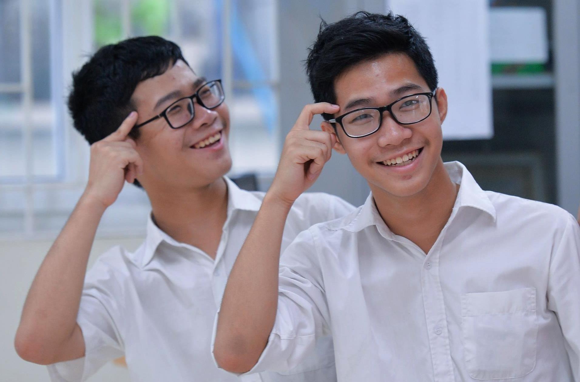Ngay 'quyet dau' vao lop 10 cua cap song sinh can thi hinh anh