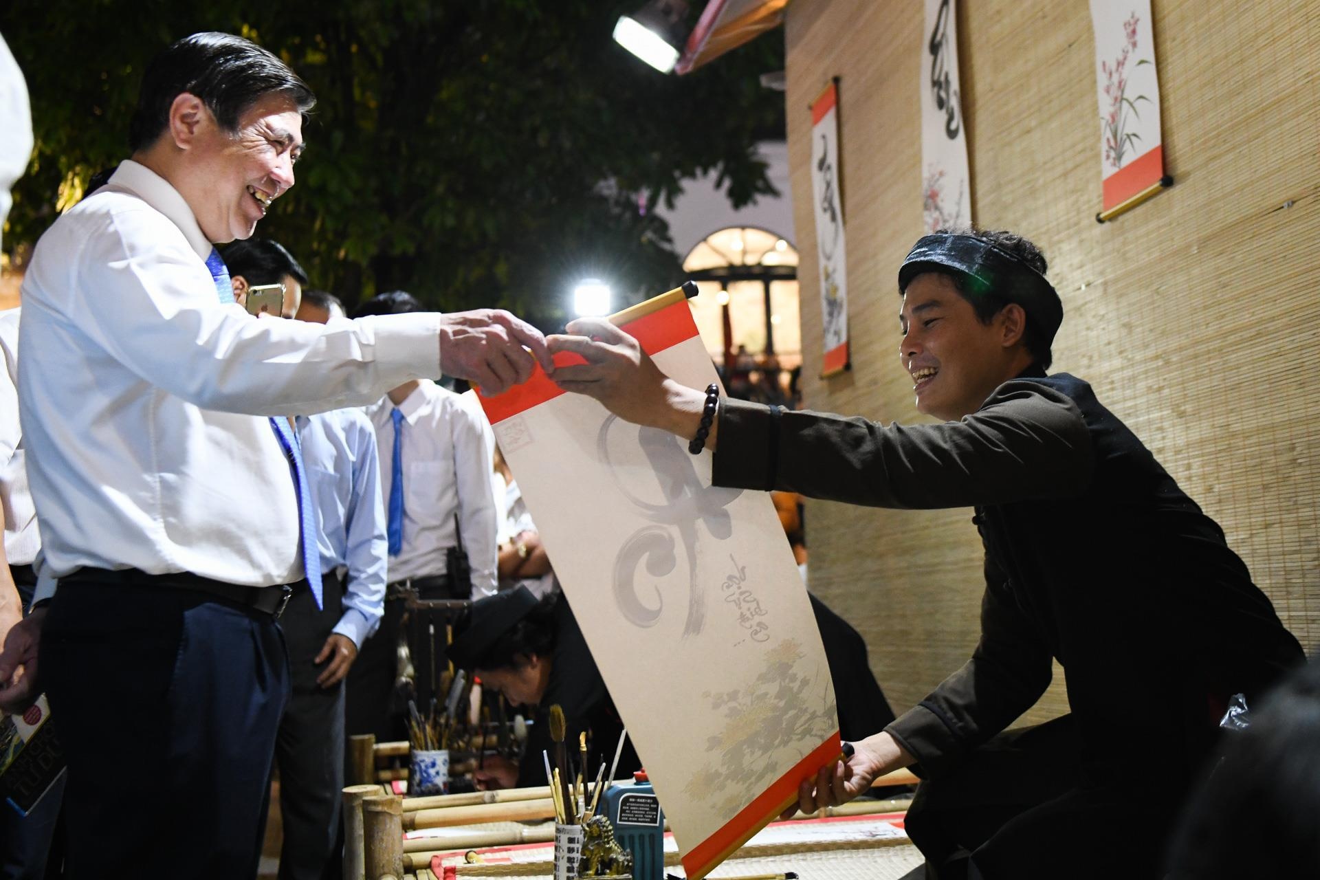 Pho di bo Nguyen Hue thu hut hang nghin nguoi me sach hinh anh