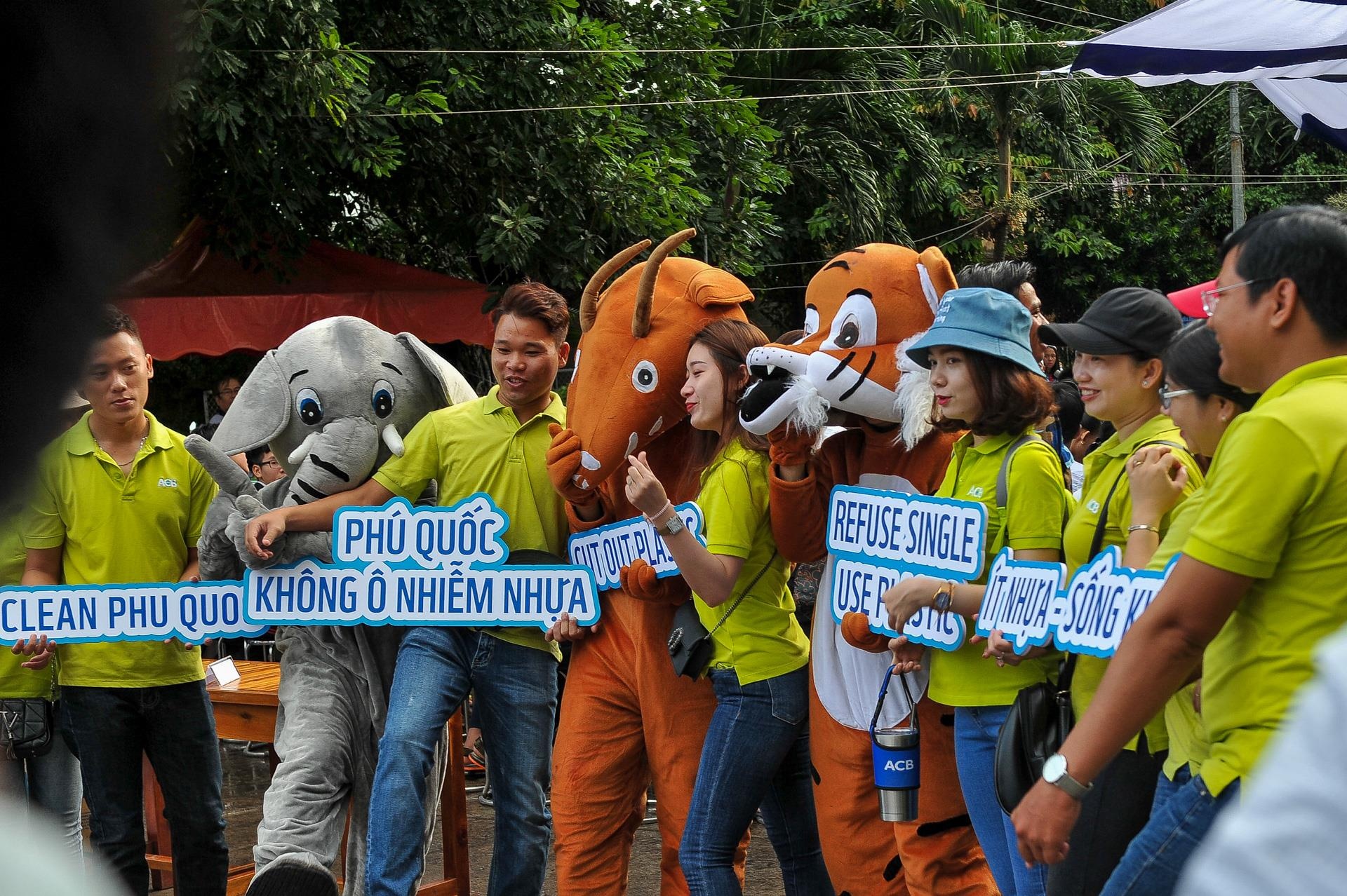 hang tram ban tre don rac o Phu Quoc anh 1