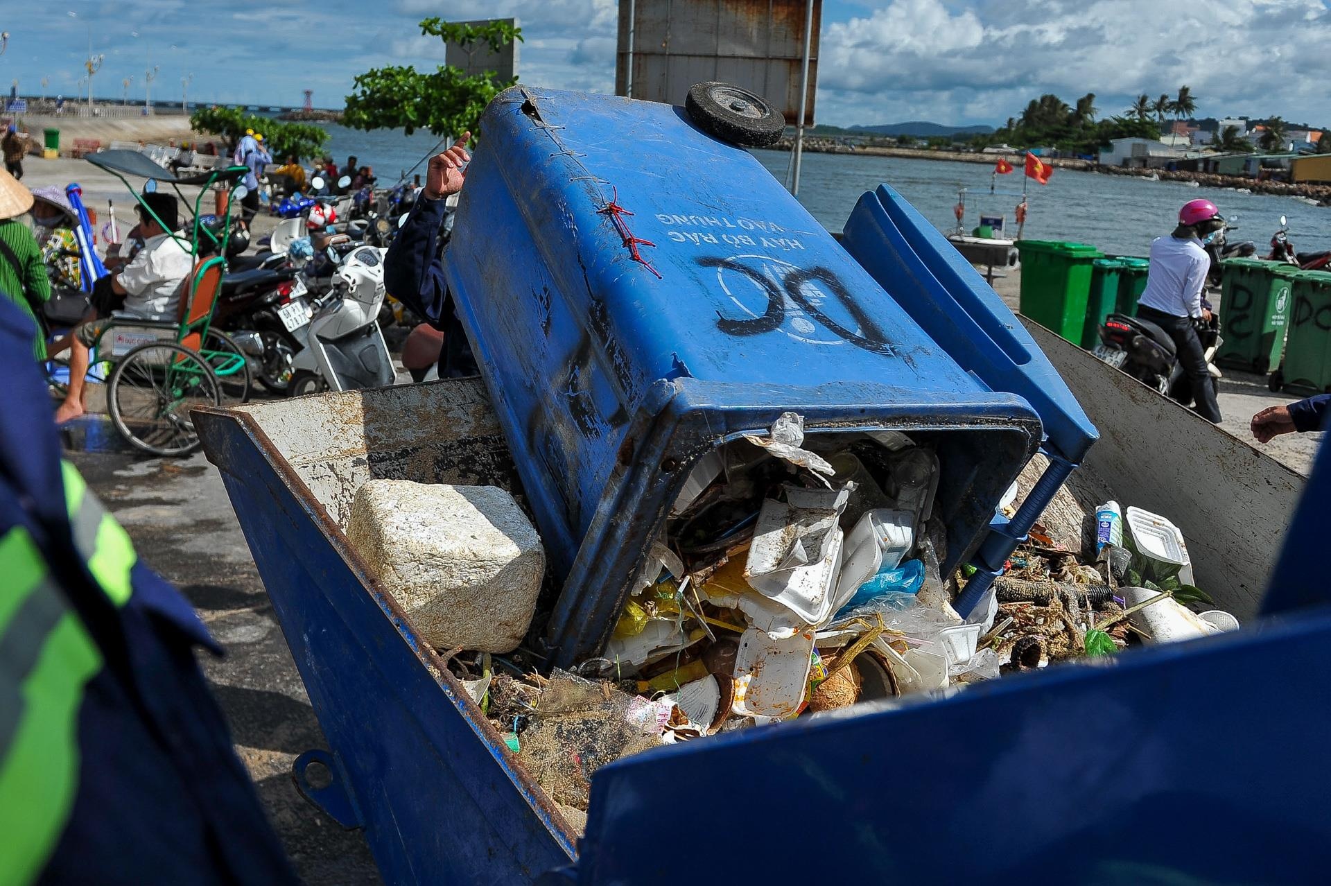 hang tram ban tre don rac o Phu Quoc anh 12