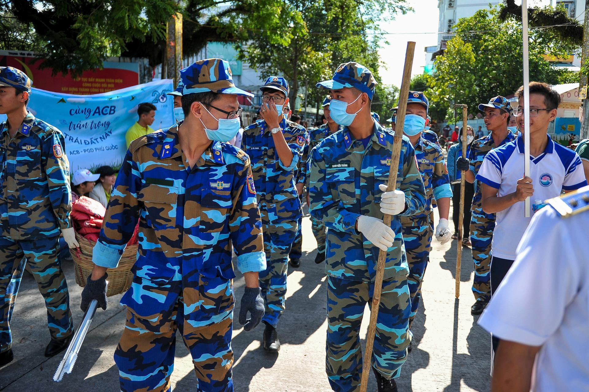 hang tram ban tre don rac o Phu Quoc anh 6