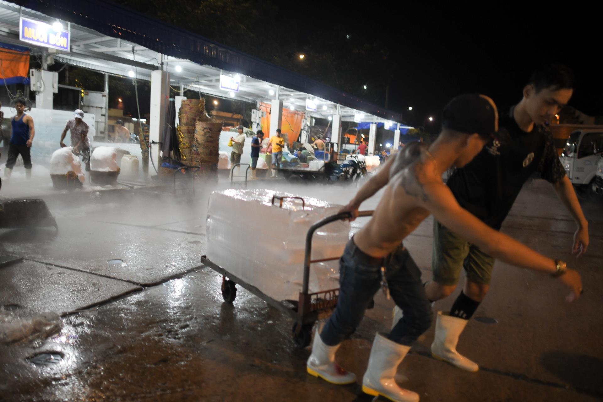 ban da cay cho Binh Dien anh 1