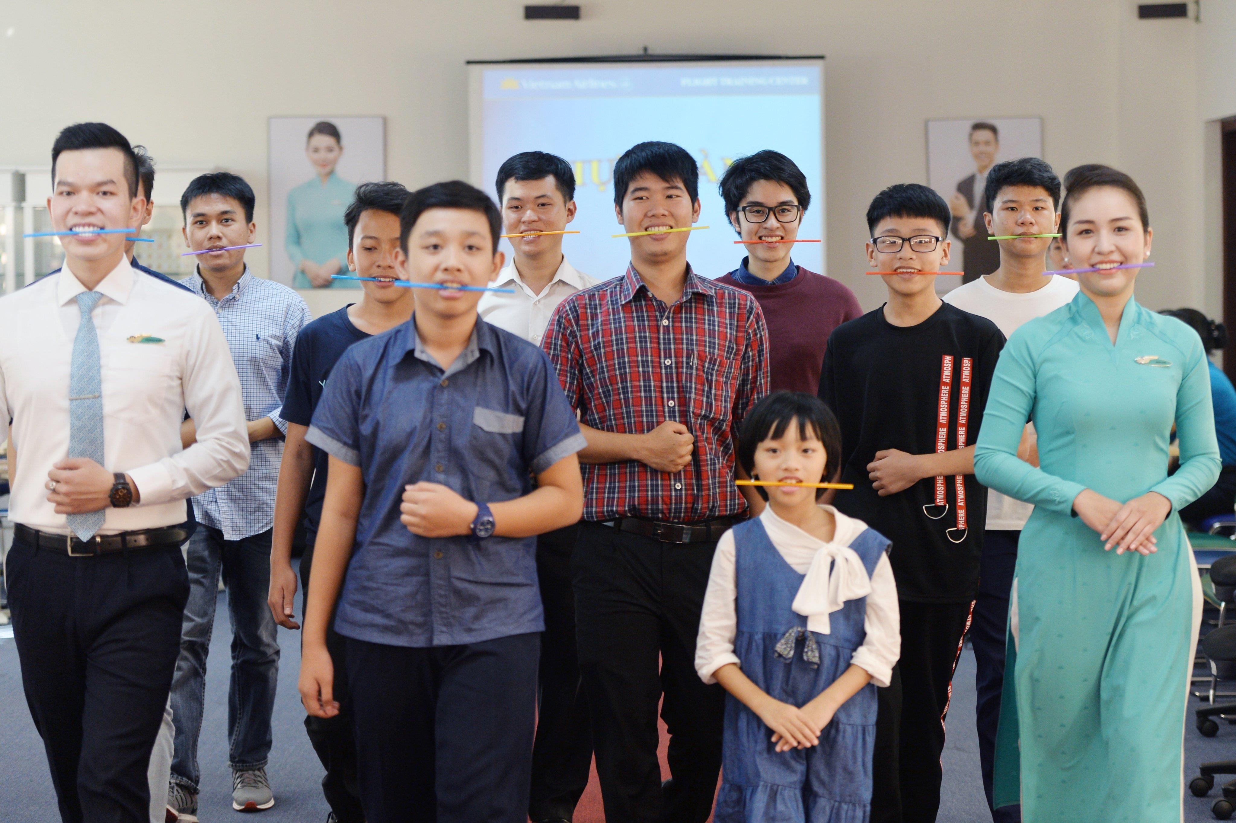 phii cong,  tiep vien hang khong tap luyen tinh huong khan cap anh 9