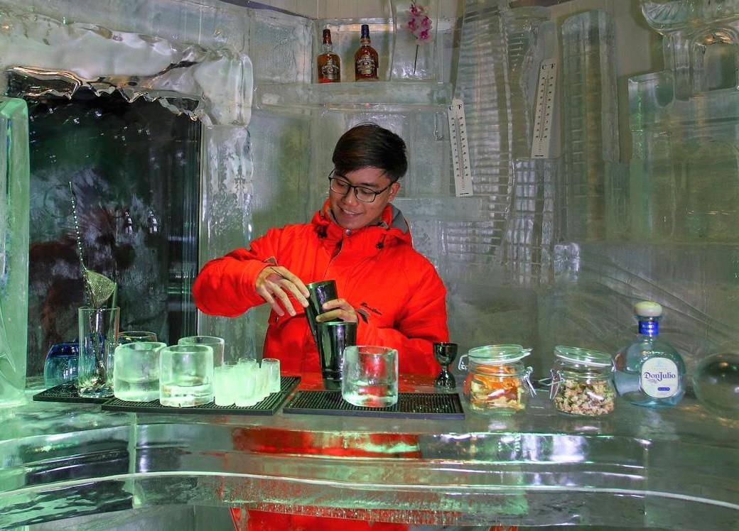 Ben trong quan bar lanh am 11 do C o toa nha cao nhat Viet Nam hinh anh