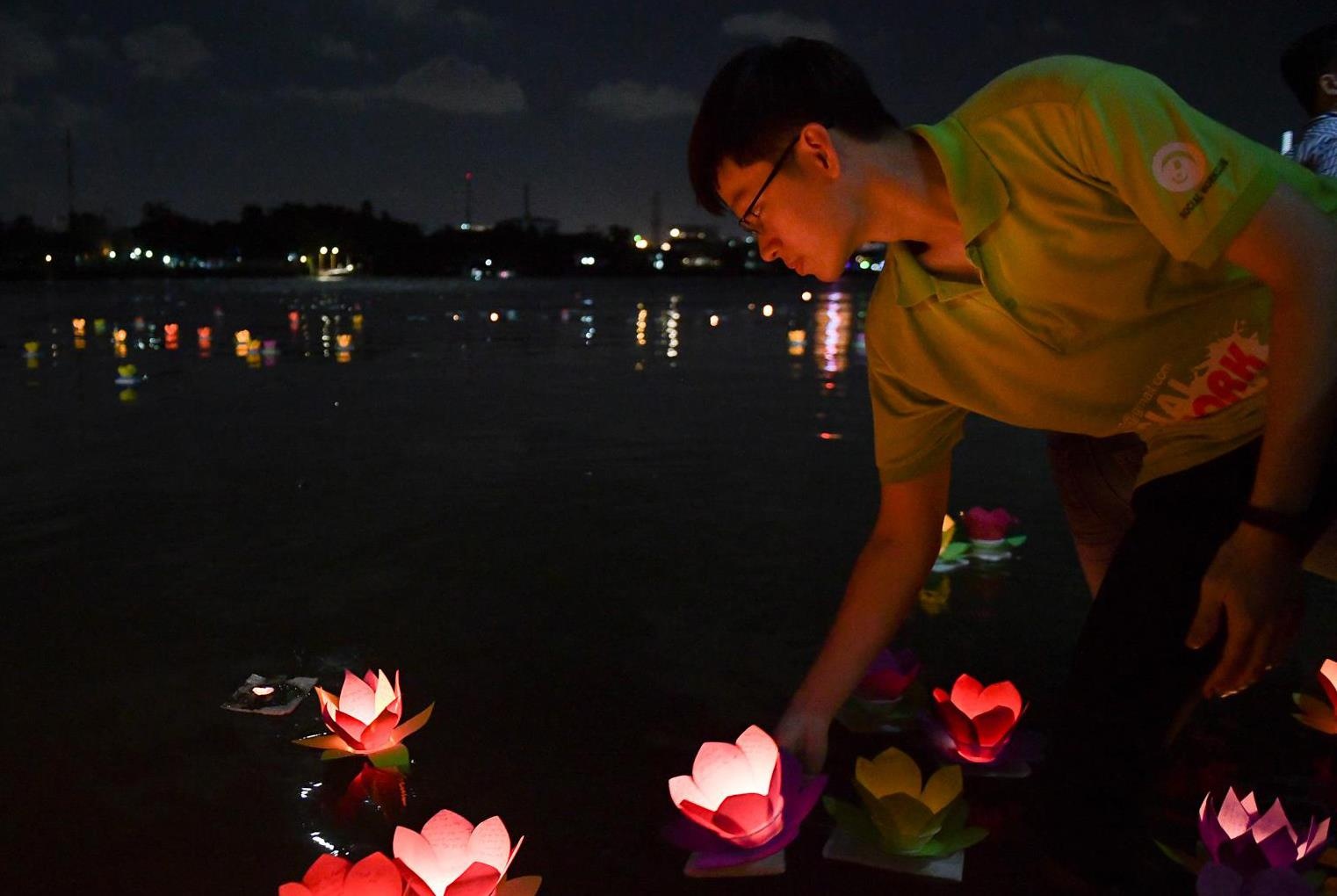 Hang nghin nguoi Sai Gon tha hoa dang dem Vu Lan bao hieu hinh anh