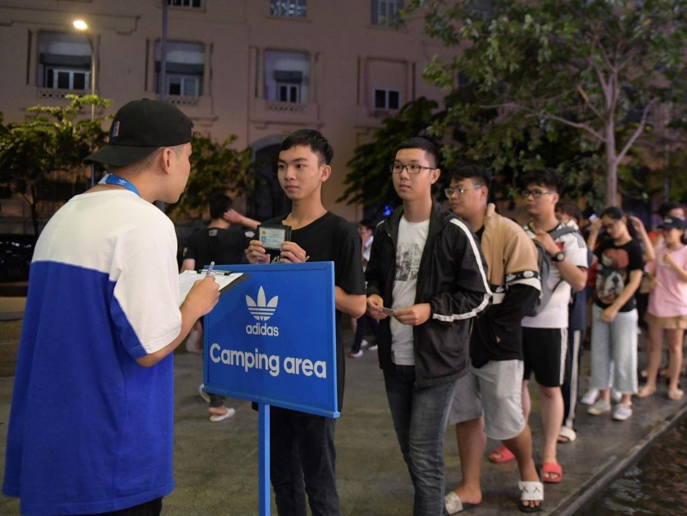 Gioi tre Sai Gon an ngu 10 ngay o ngoai Bitexco de san giay hiem hinh anh