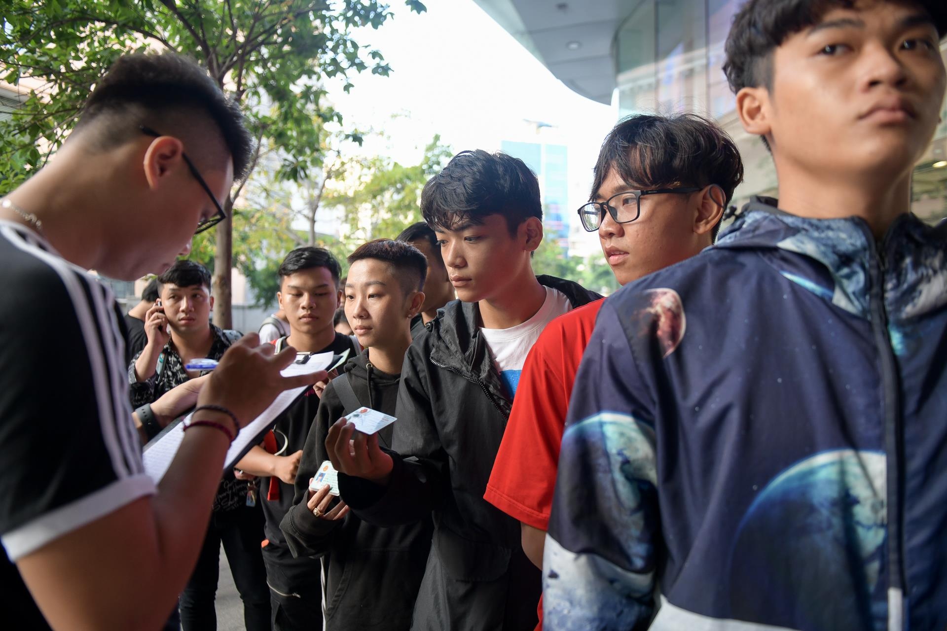 an ngu ngoai duong san giay yeezy boost 700 anh 1