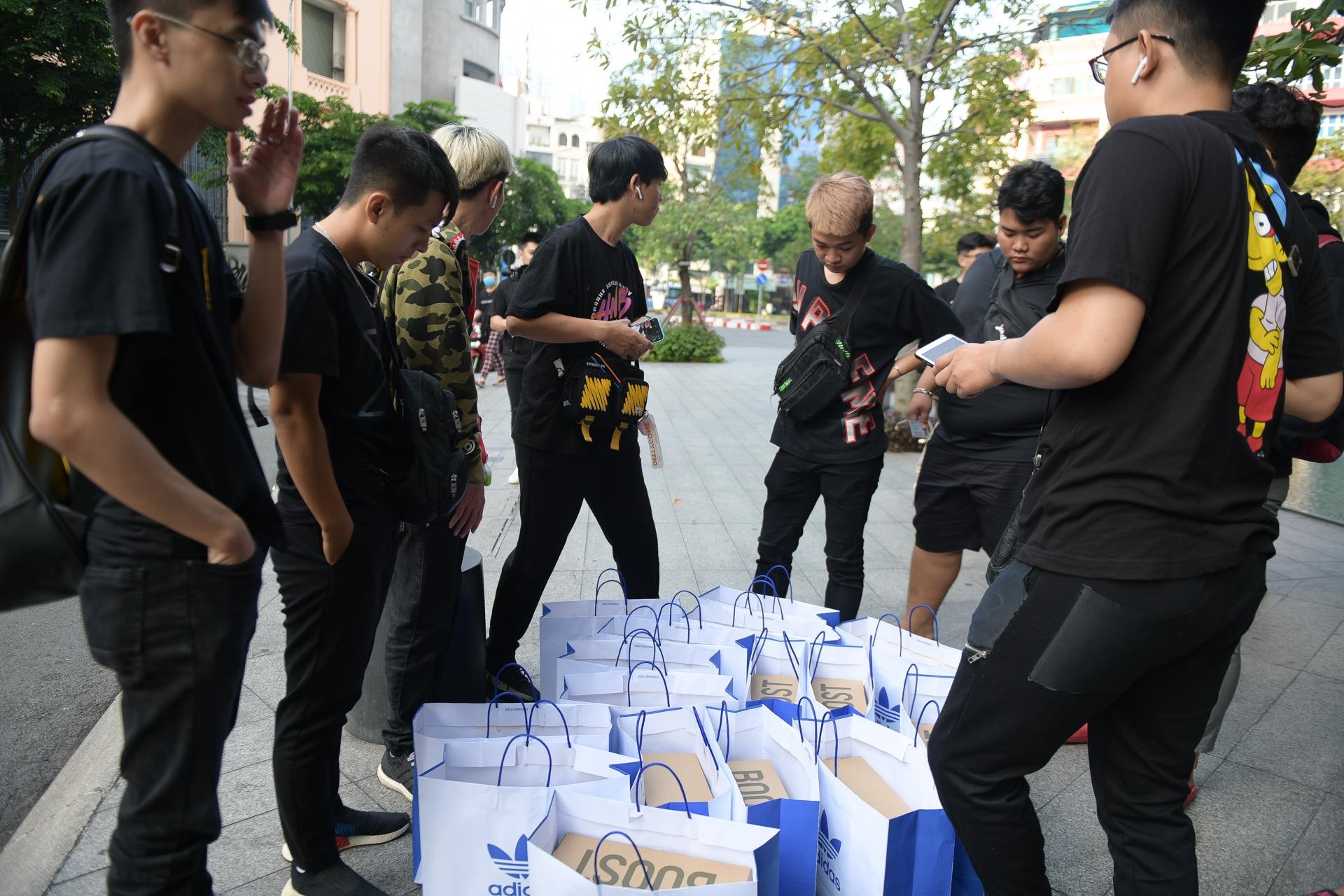 an ngu ngoai duong san giay yeezy boost 700 anh 10