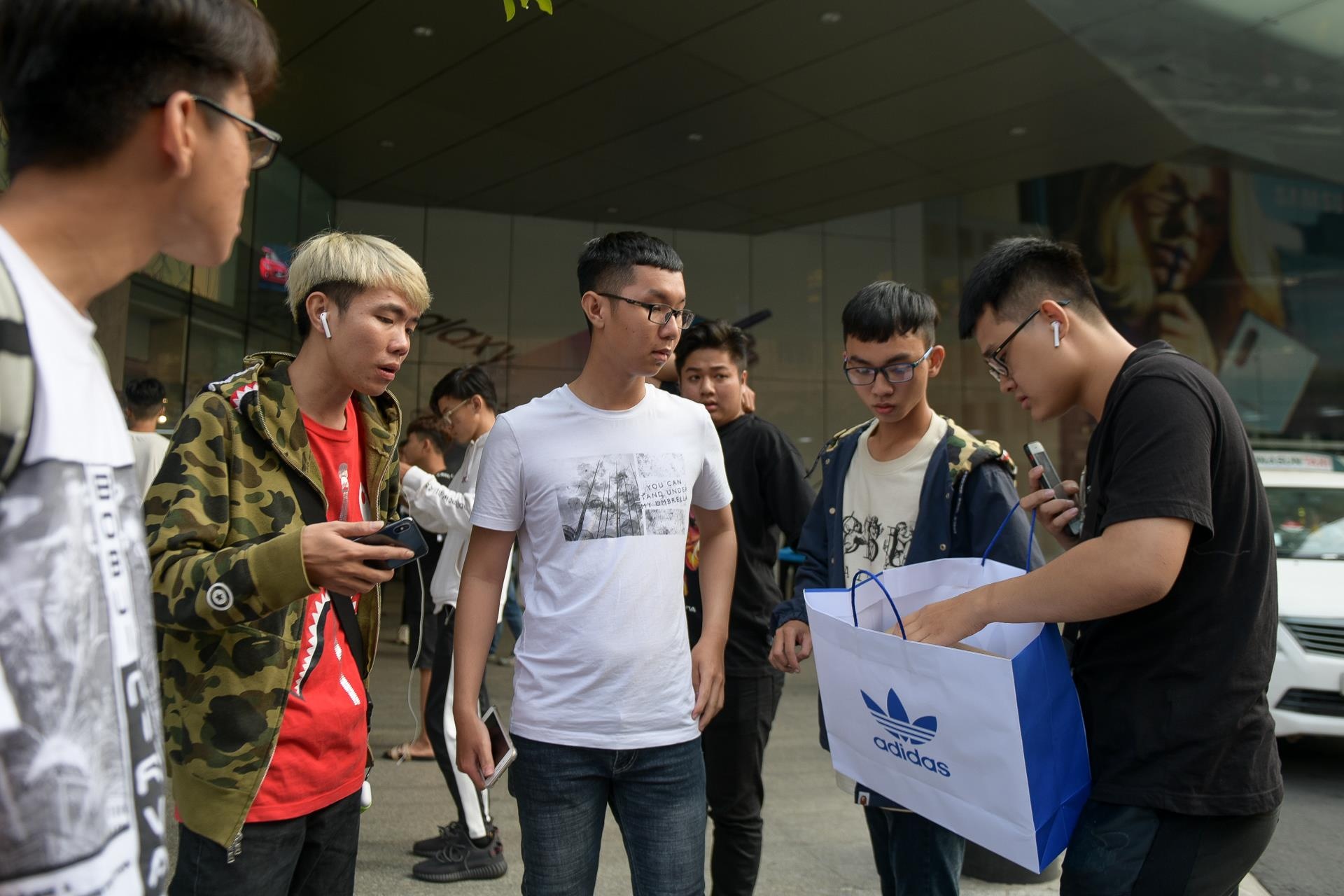 an ngu ngoai duong san giay yeezy boost 700 anh 11