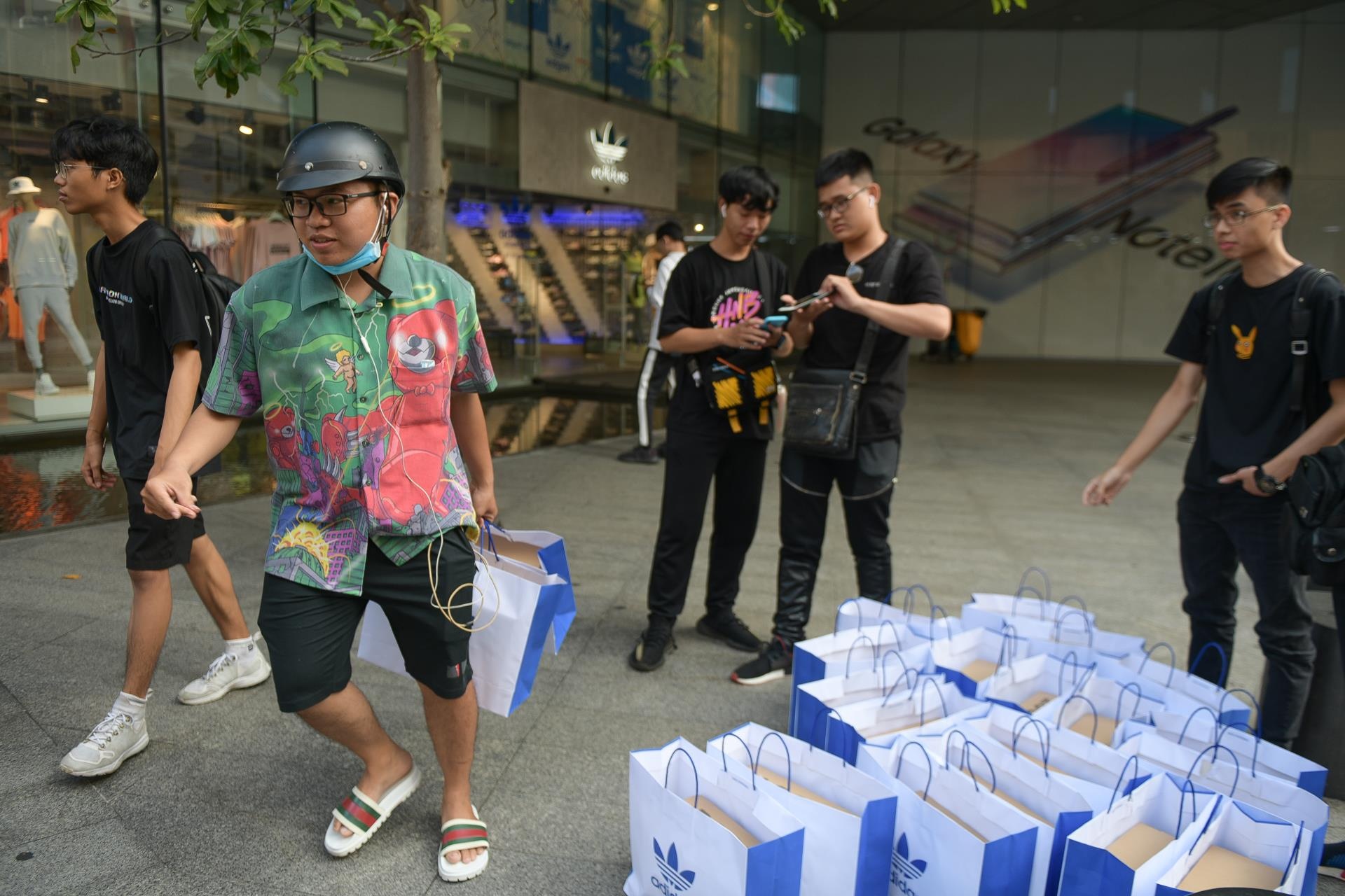 an ngu ngoai duong san giay yeezy boost 700 anh 13