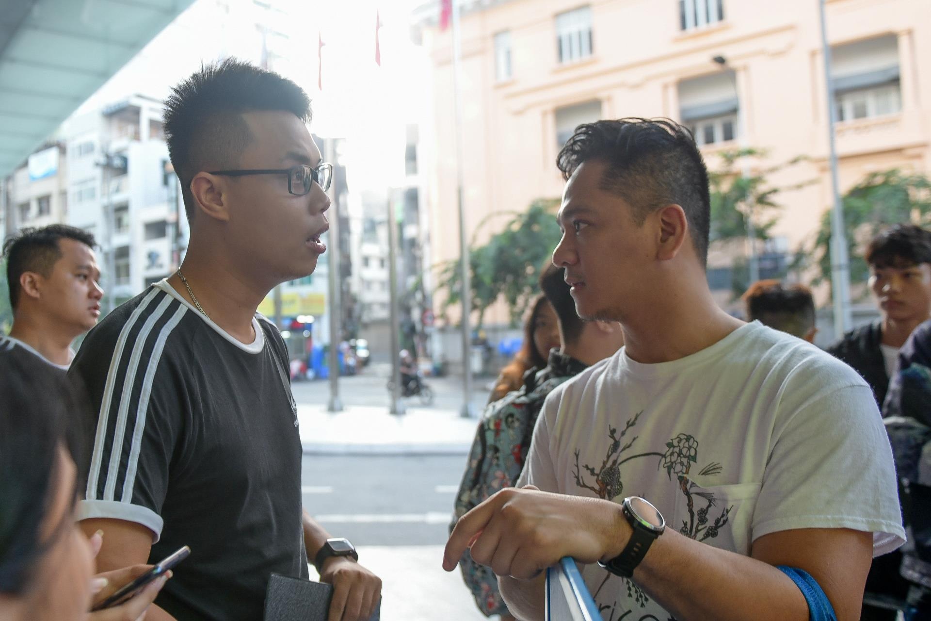 an ngu ngoai duong san giay yeezy boost 700 anh 2