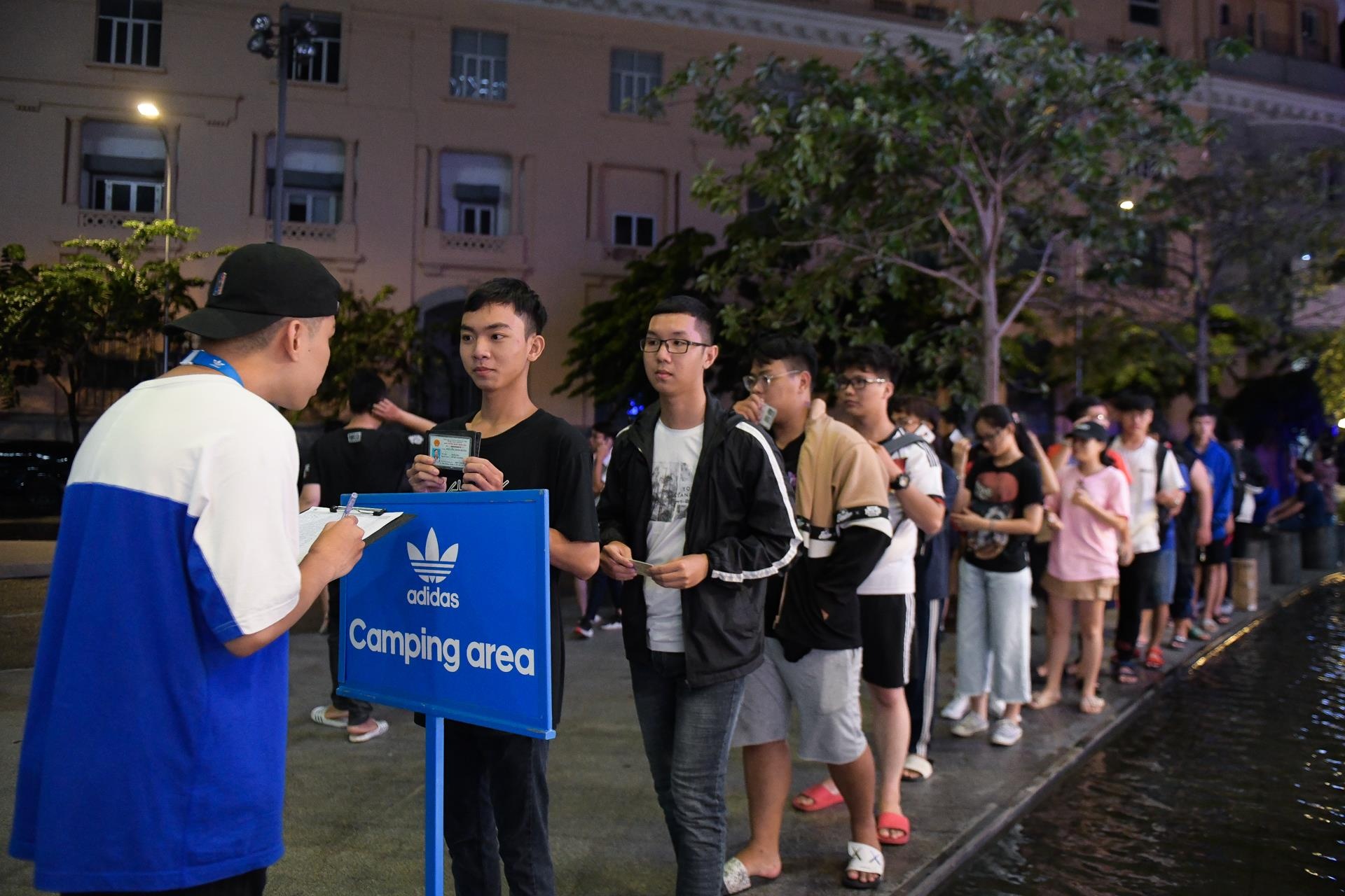 an ngu ngoai duong san giay yeezy boost 700 anh 3