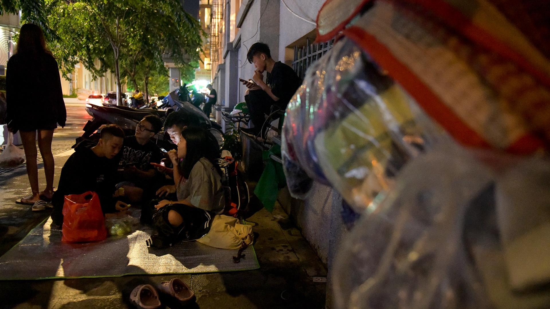 an ngu ngoai duong san giay yeezy boost 700 anh 4