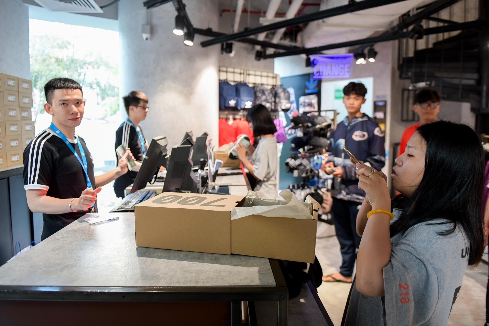 an ngu ngoai duong san giay yeezy boost 700 anh 7