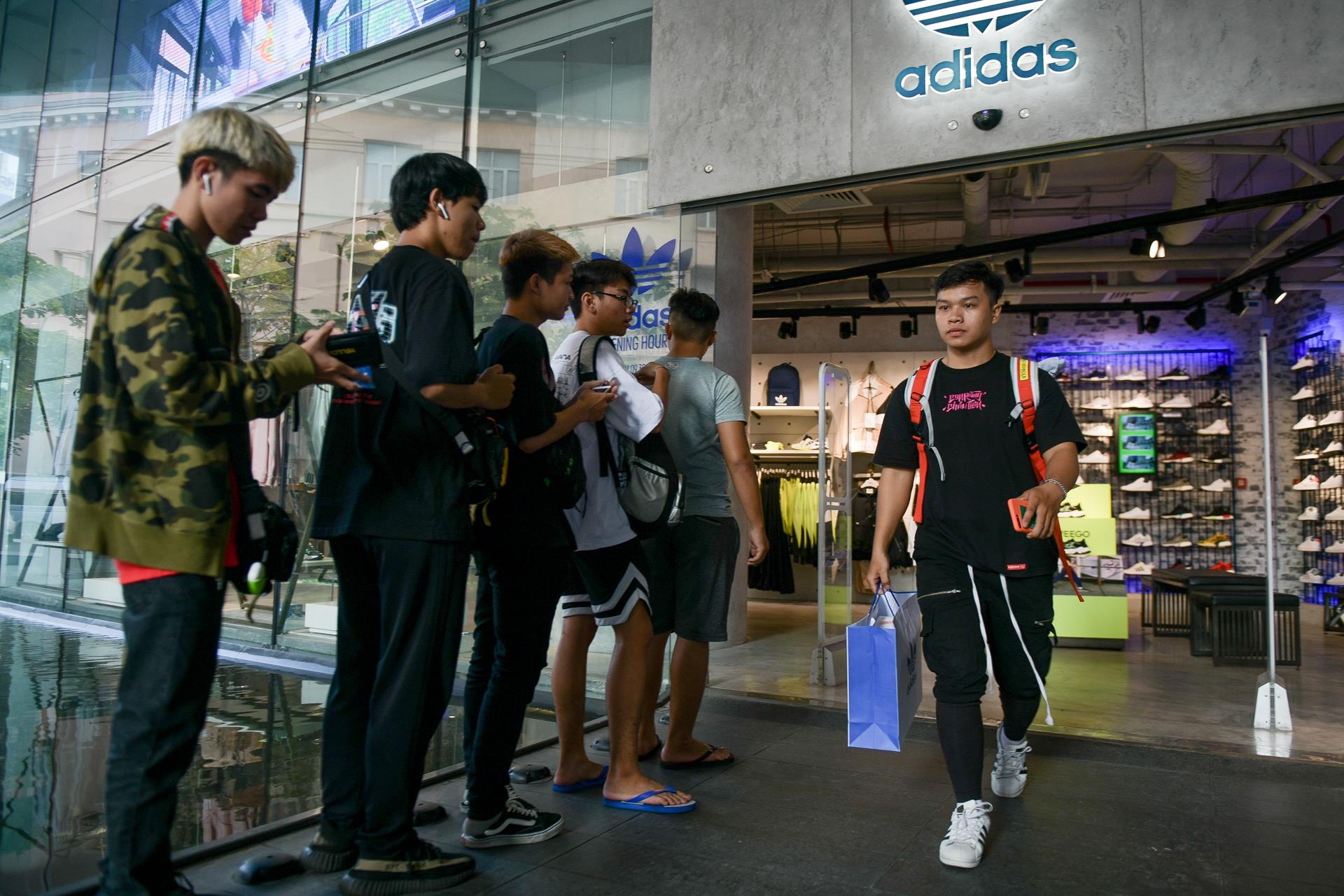 an ngu ngoai duong san giay yeezy boost 700 anh 8