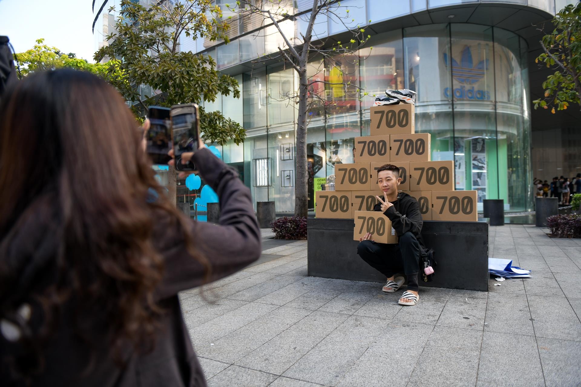 an ngu ngoai duong san giay yeezy boost 700 anh 9