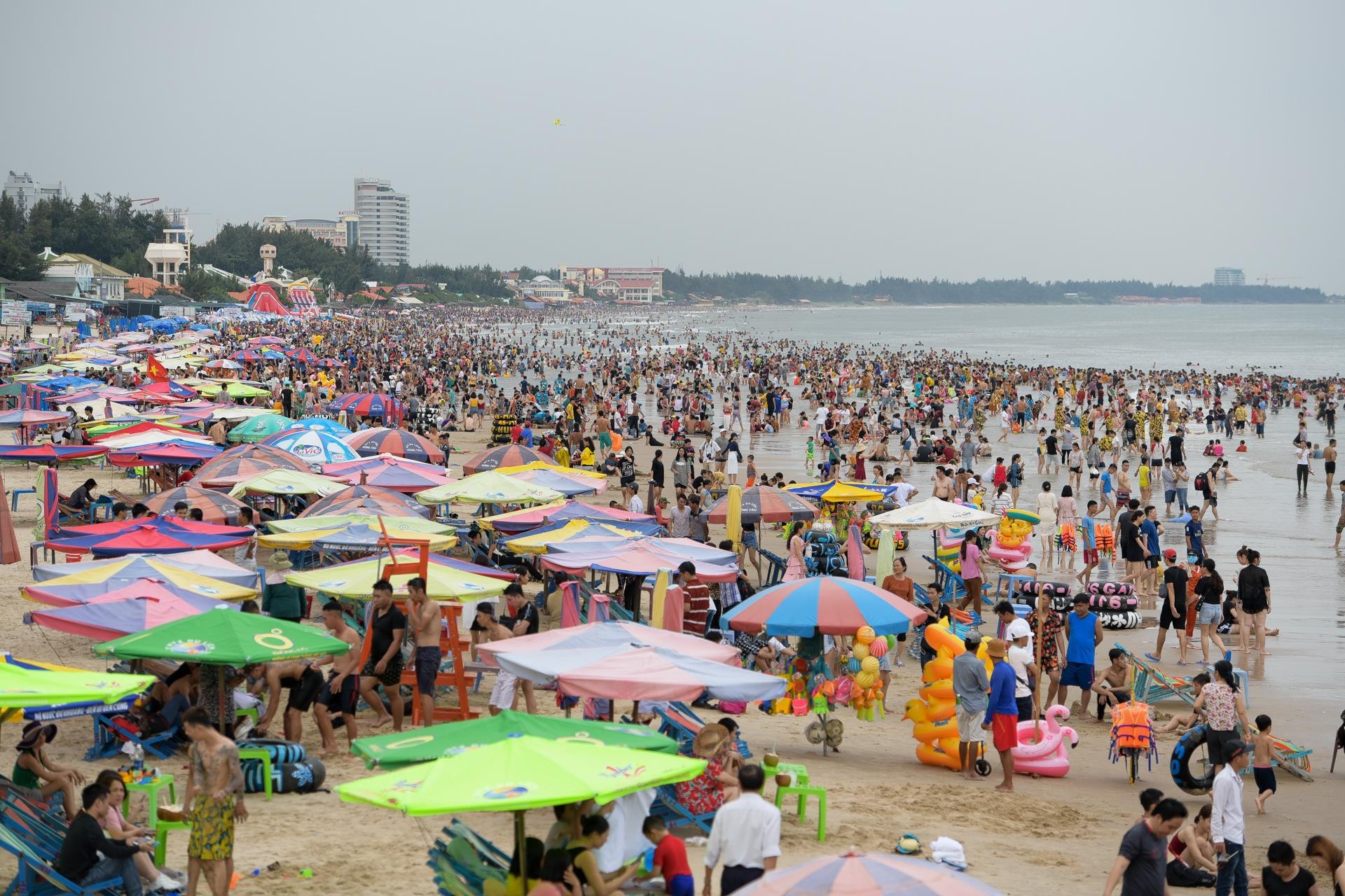 Bien Vung Tau ken dac nguoi tam bien ngay le hinh anh