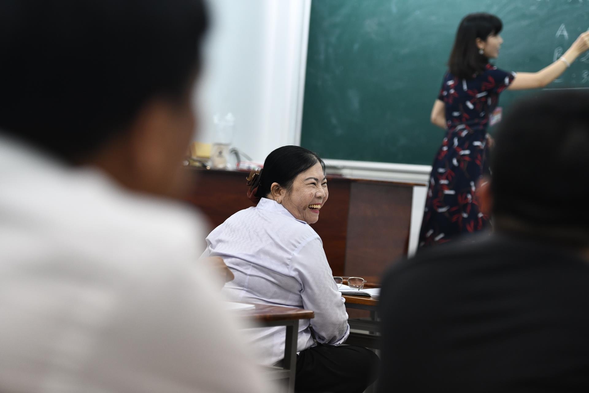 Sinh viên lớn tuổi u70 ảnh 16 Sinh vien lon tuoi u70 anh 16