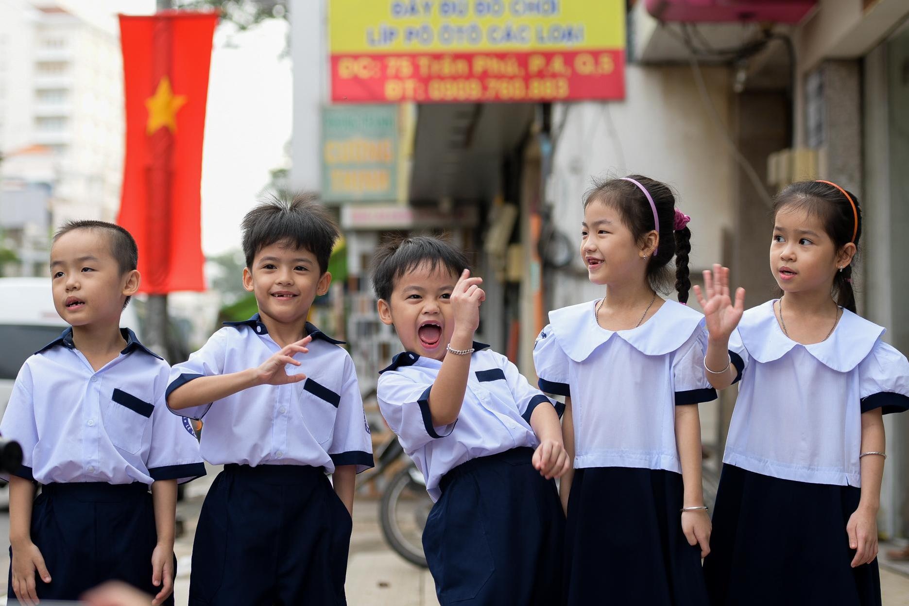 Ngay vao lop 1 cua 5 dua tre sinh 5 dau tien o Viet Nam hinh anh