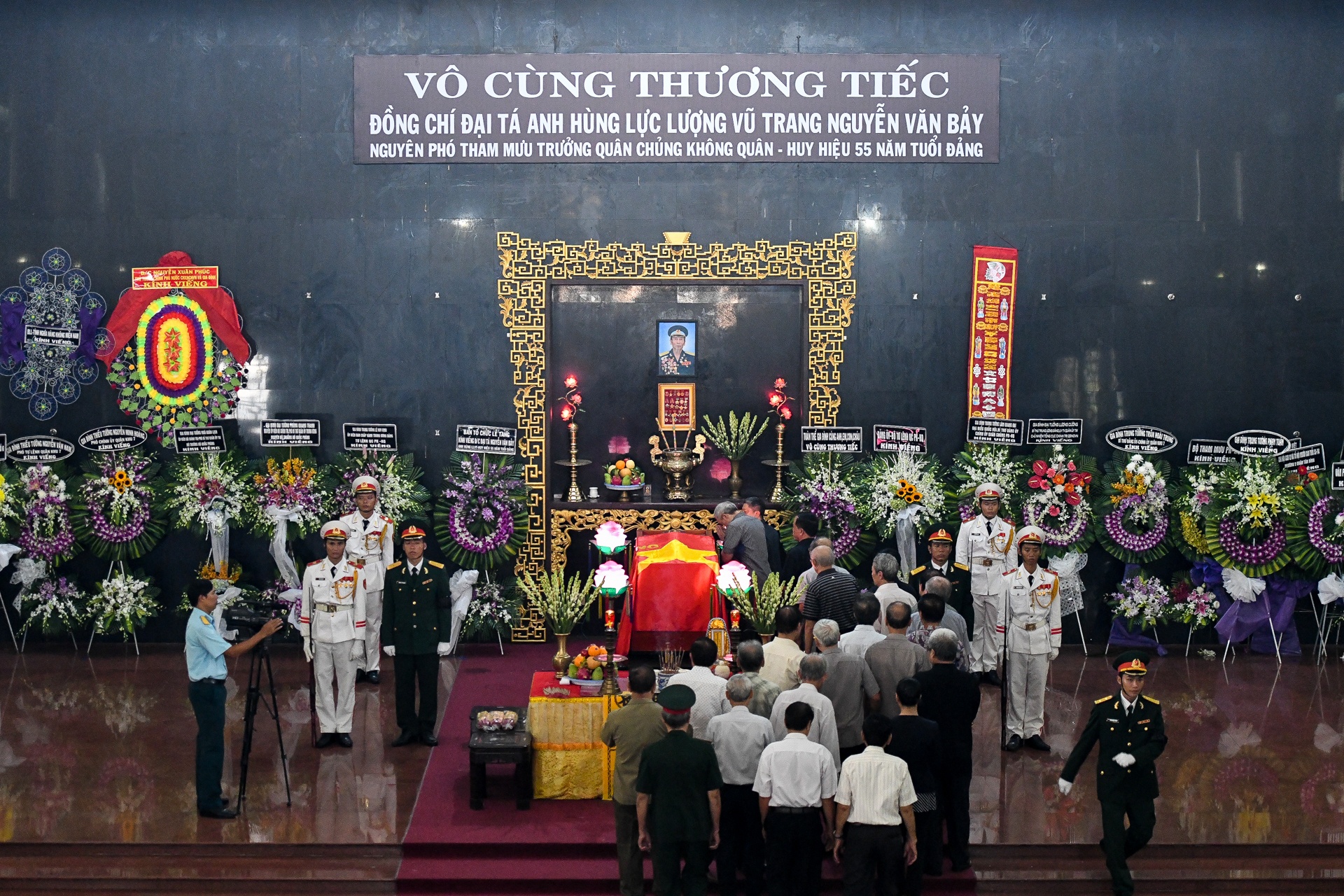 Nguoi than,  dong doi tiec thuong tien dua anh hung Nguyen Van Bay anh 1
