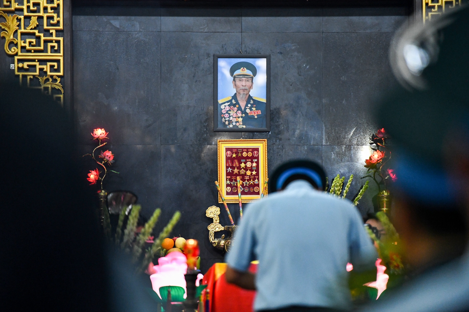 Nguoi than,  dong doi tiec thuong tien dua anh hung Nguyen Van Bay anh 2