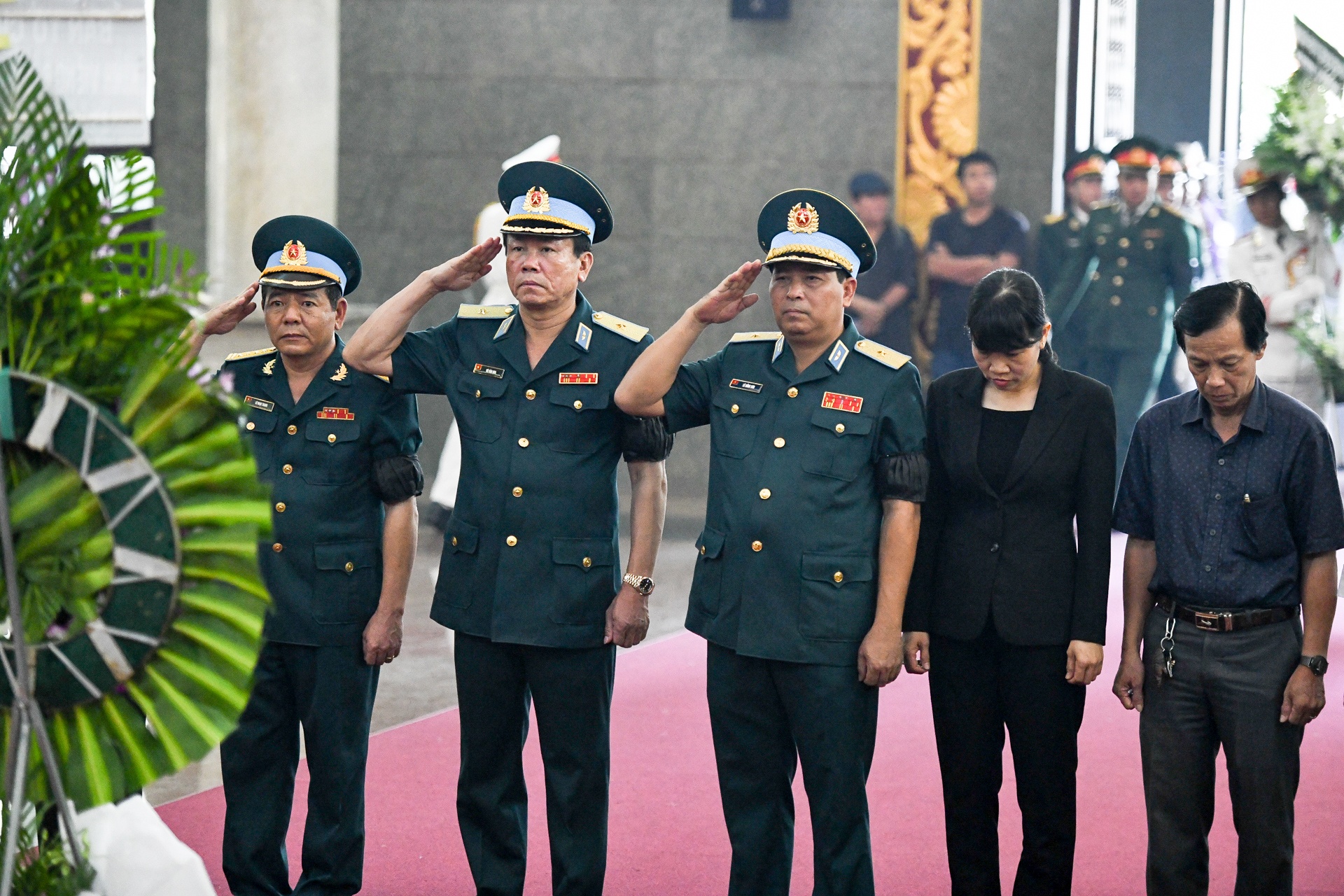 Nguoi than,  dong doi tiec thuong tien dua anh hung Nguyen Van Bay anh 5
