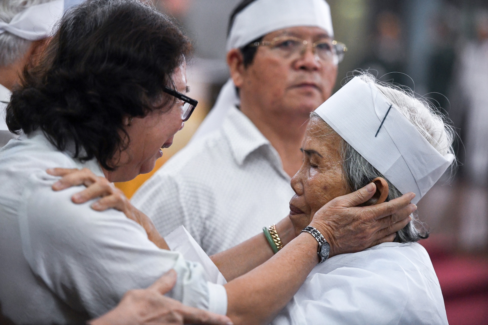 Nguoi than,  dong doi tiec thuong tien dua anh hung Nguyen Van Bay anh 6