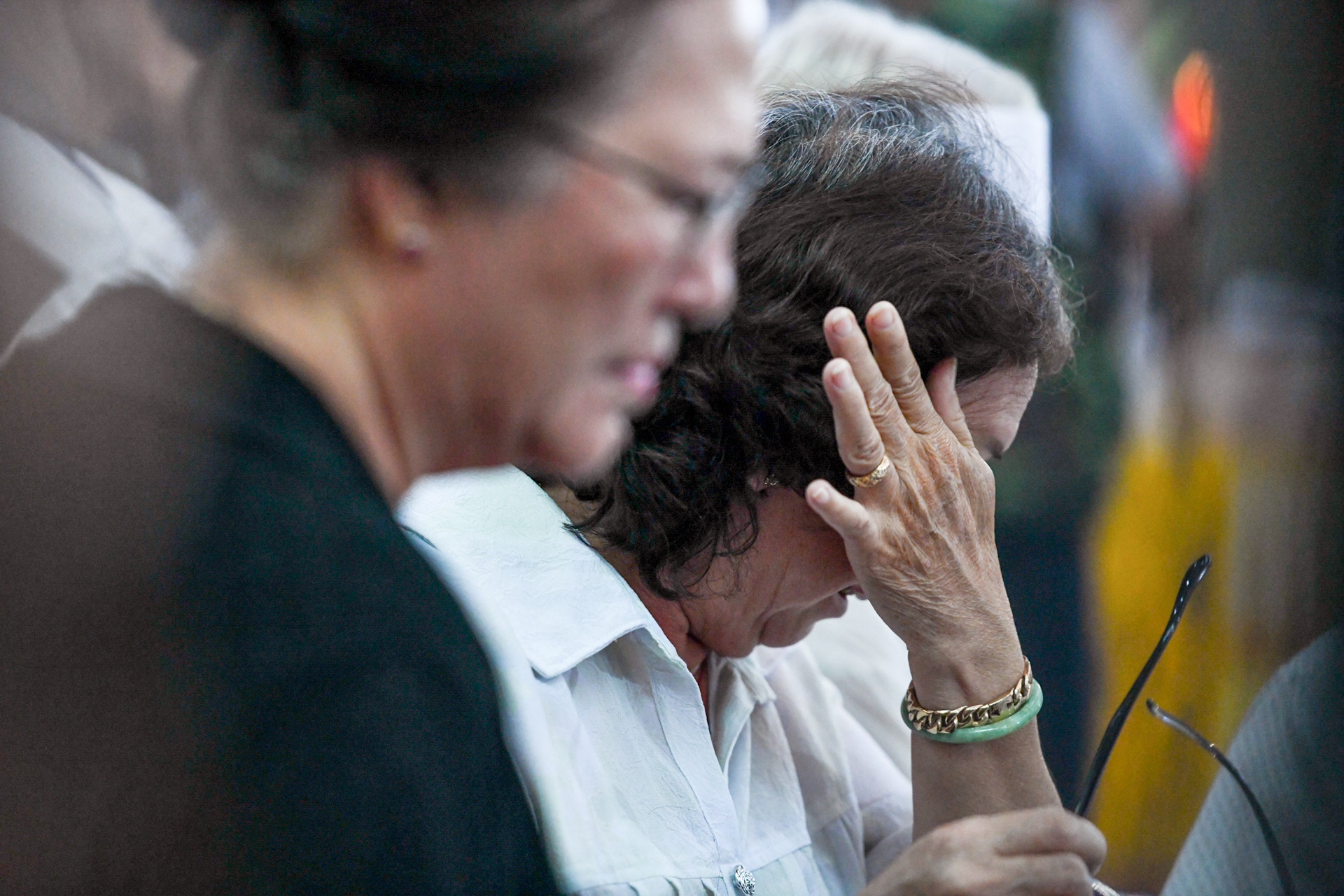 Nguoi than,  dong doi tiec thuong tien dua anh hung Nguyen Van Bay anh 7