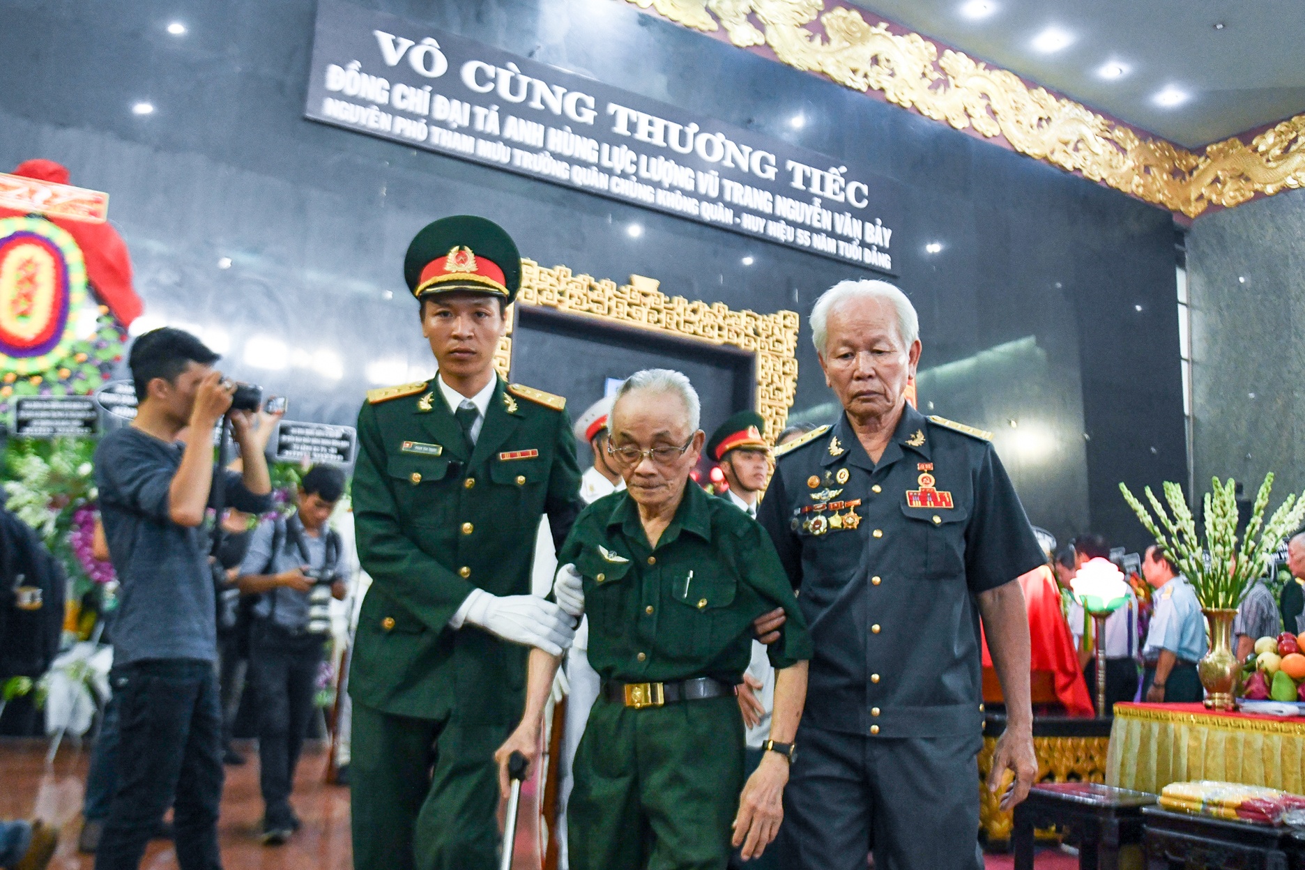 Nguoi than,  dong doi tiec thuong tien dua anh hung Nguyen Van Bay anh 8