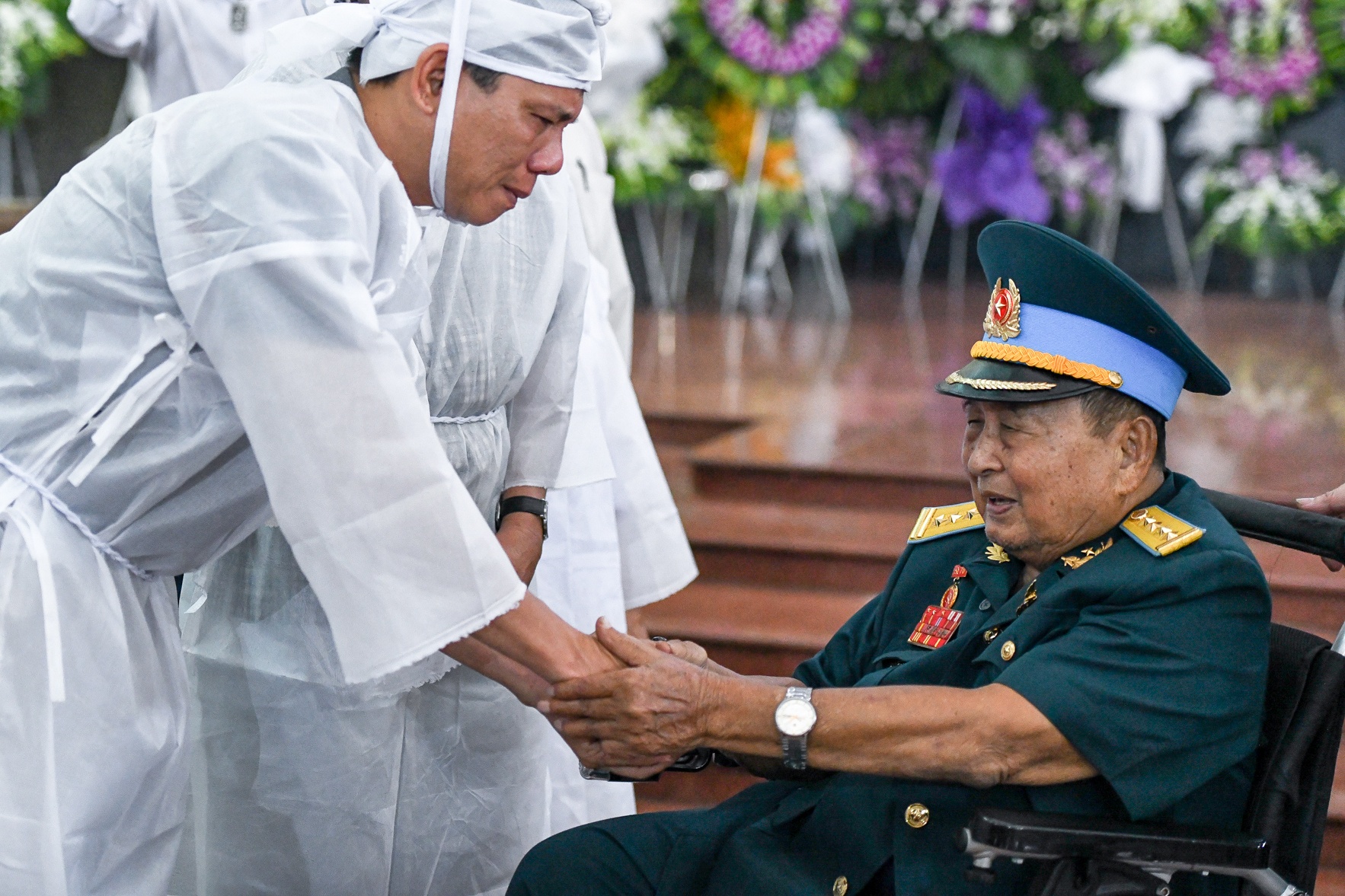 Nguoi than,  dong doi tiec thuong tien dua anh hung Nguyen Van Bay anh 9