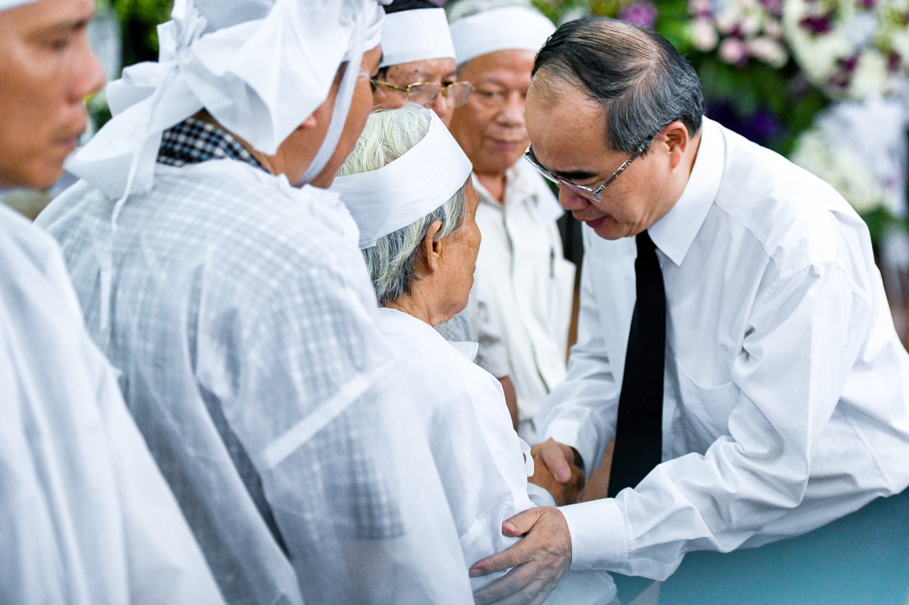 Nguoi than,  dong doi tiec thuong tien dua anh hung Nguyen Van Bay anh 3
