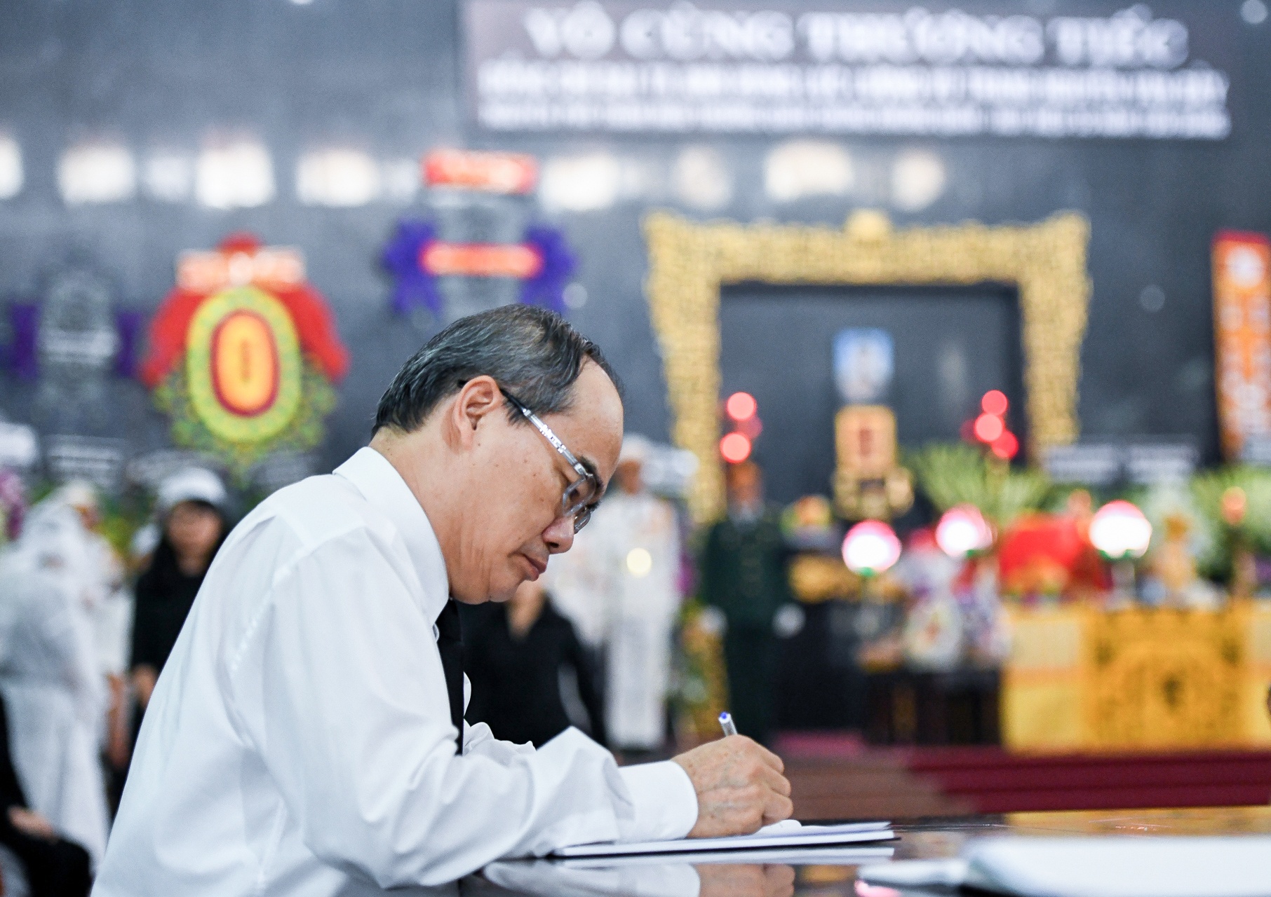 Nguoi than,  dong doi tiec thuong tien dua anh hung Nguyen Van Bay anh 4