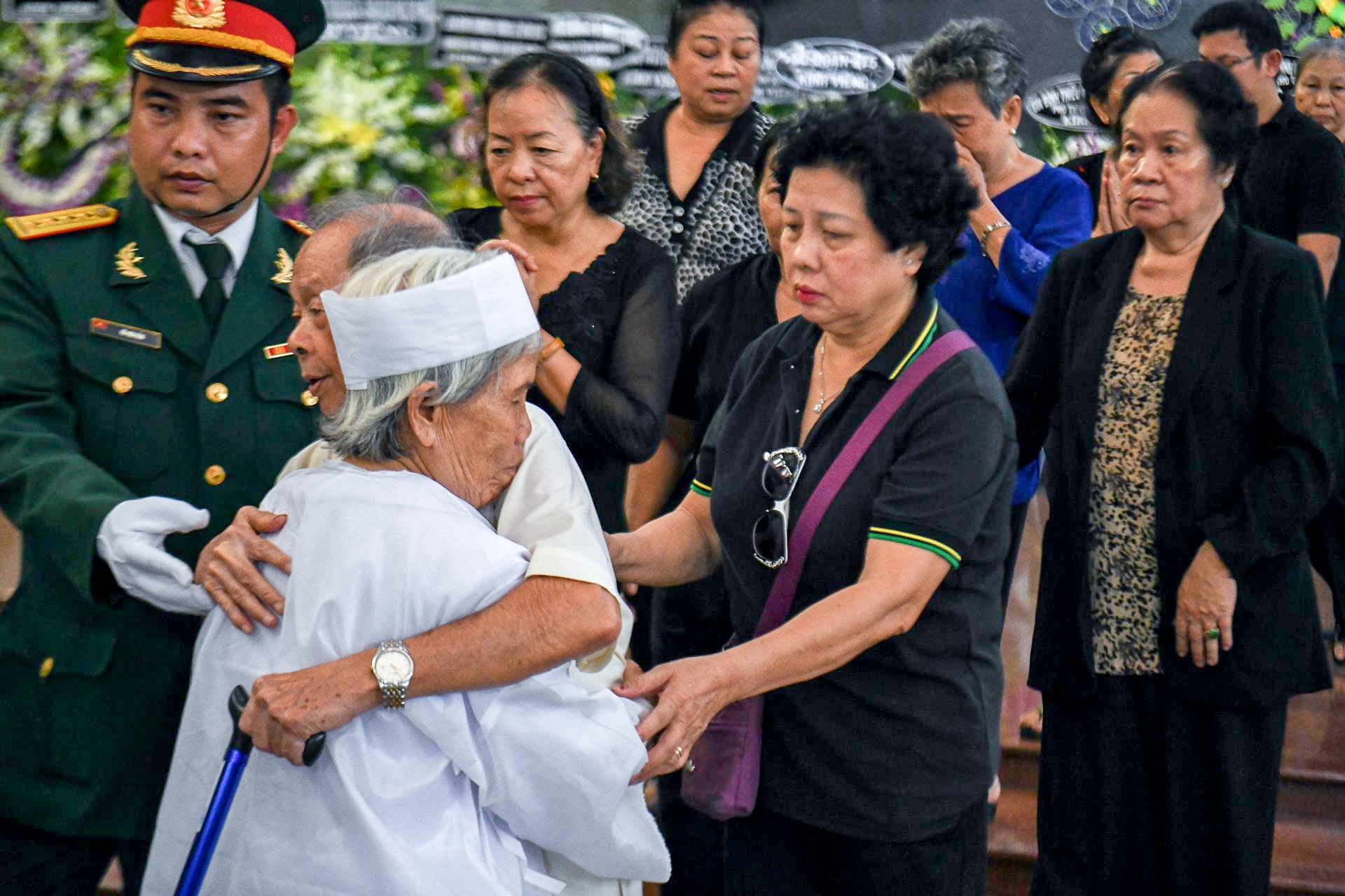 Nguoi than,  dong doi tiec thuong tien dua anh hung Nguyen Van Bay anh 11