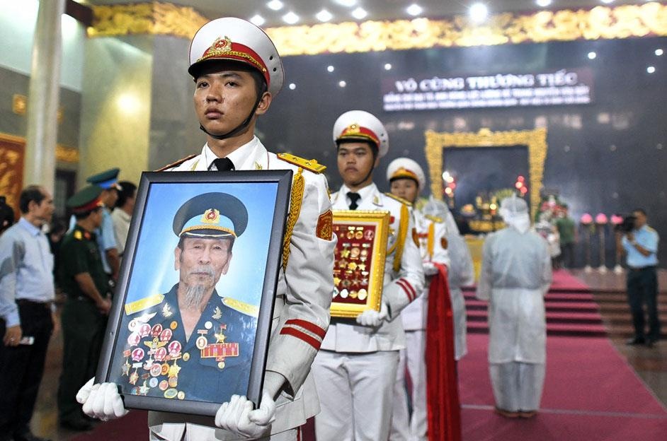 Xuc dong tien dua anh hung phi cong Nguyen Van Bay ve que nha hinh anh