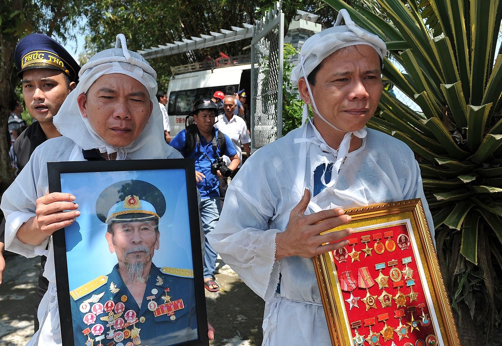 Phi cong anh hung Nguyen Van Bay da ve voi dat me hinh anh