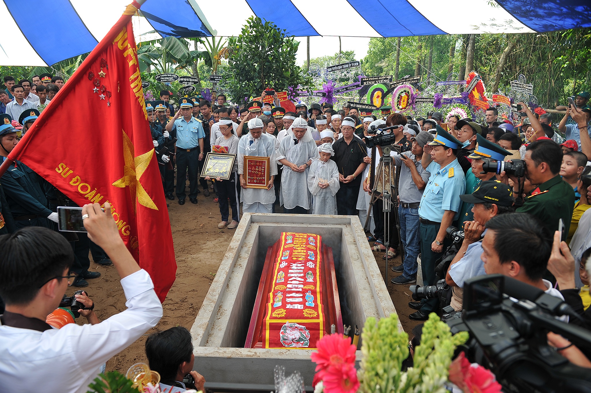 anh hung Nguyen Van Bay ve voi dat me anh 9