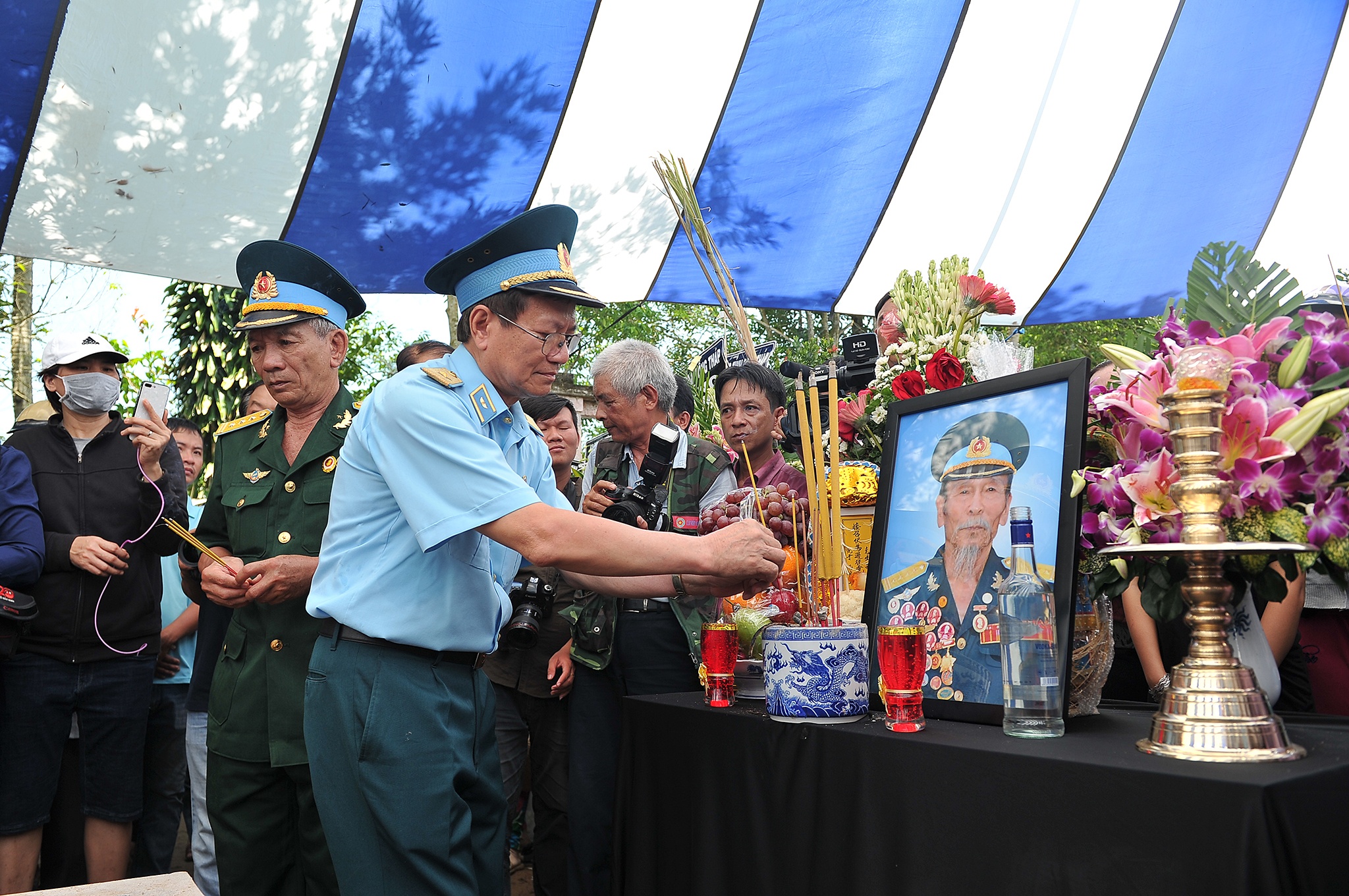 anh hung Nguyen Van Bay ve voi dat me anh 10