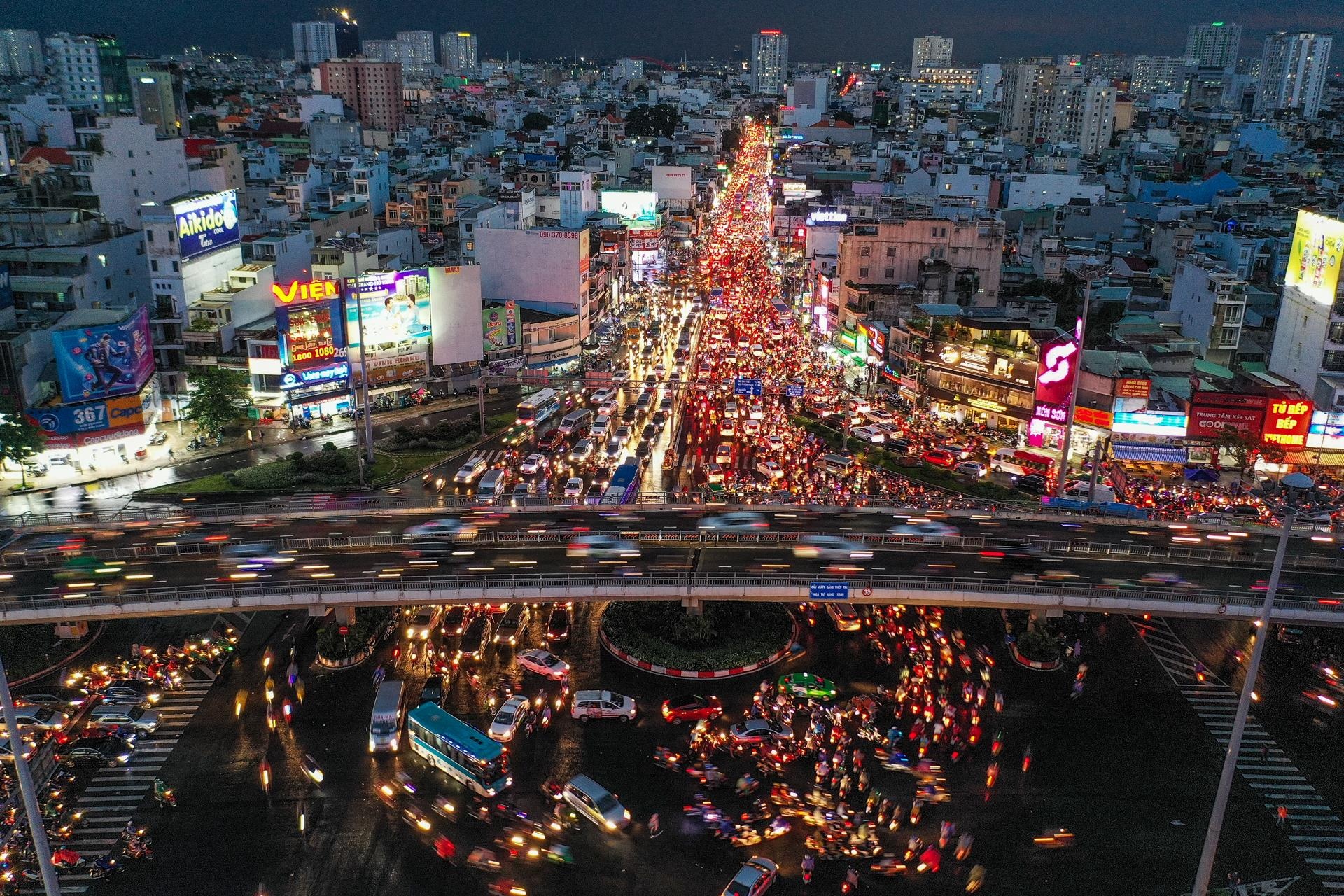 Xo Viet Nghe Tinh - 'ma tran ket xe' o TP.HCM hinh anh