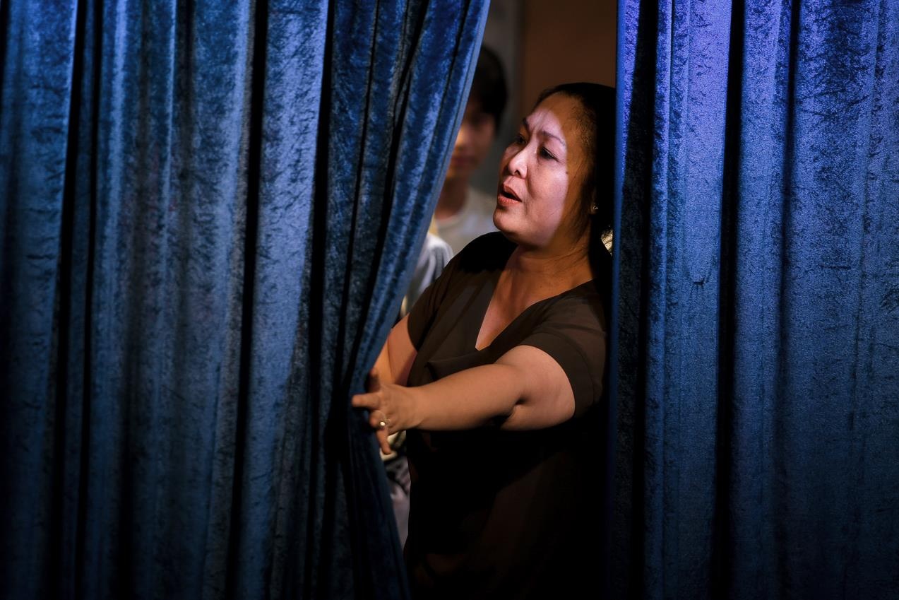 Dem dien cuoi o san khau Hong Van: Chuyen sau tam man nhung hinh anh